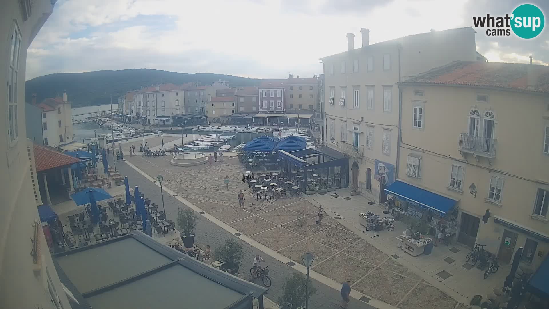 Kamera v ŽIVO Cres mesto – glavni trg in “mandrač” – otok Cres – Hrvaška