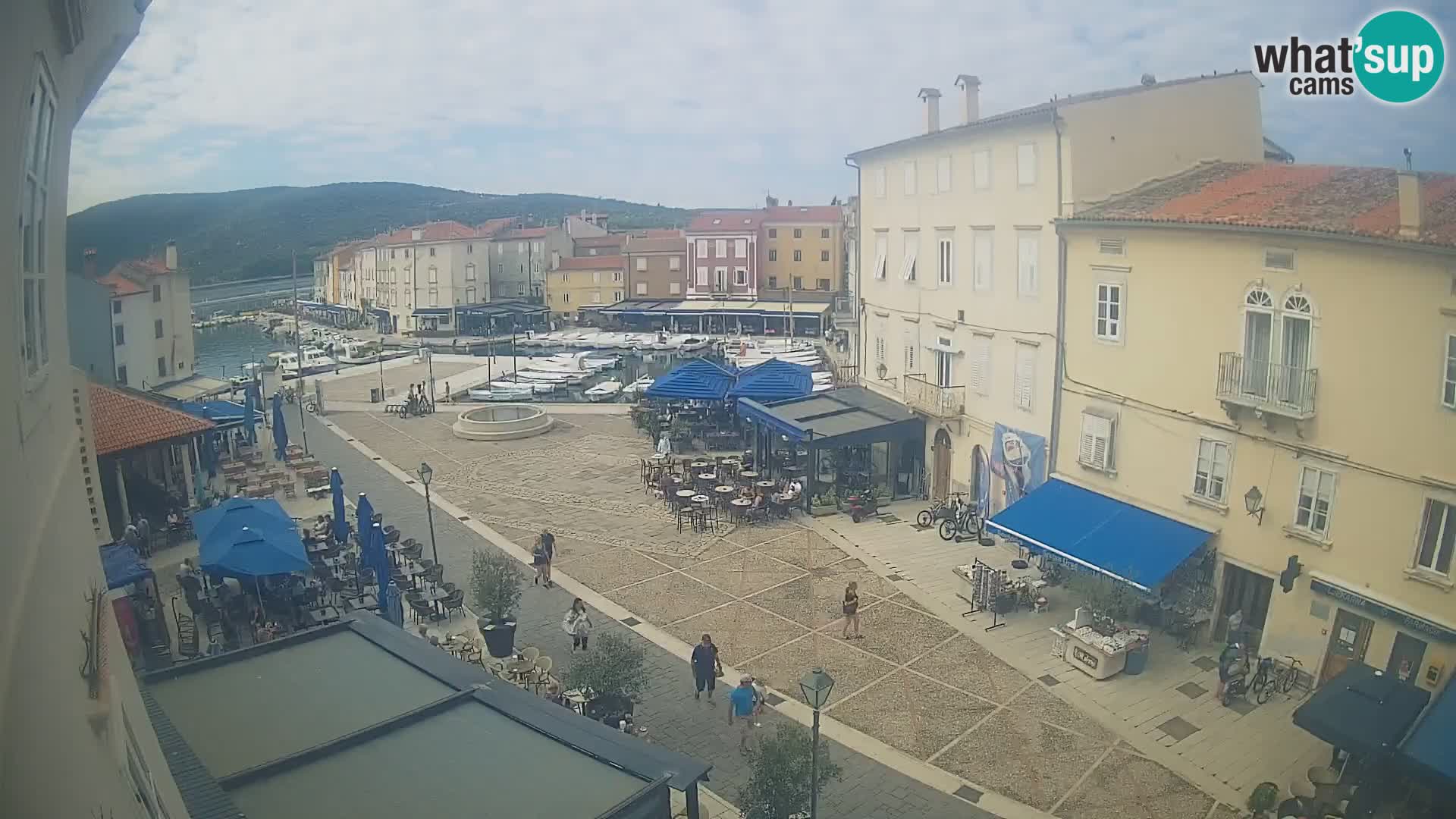 V ŽIVO spletna kamera Cres mesto – glavni trg in “mandrač” – otok Cres – Hrvaška