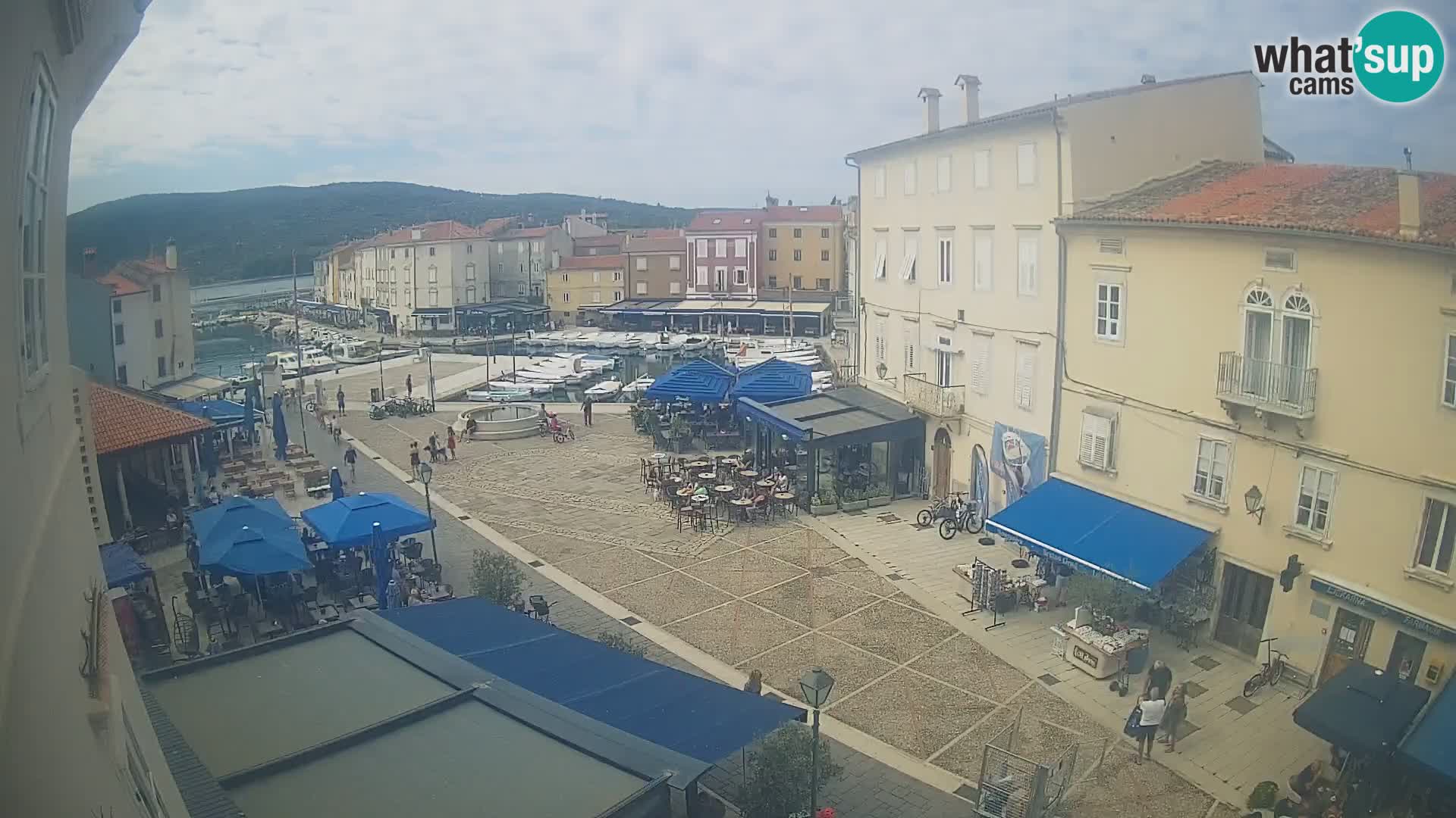 Kamera v ŽIVO Cres mesto – glavni trg in “mandrač” – otok Cres – Hrvaška