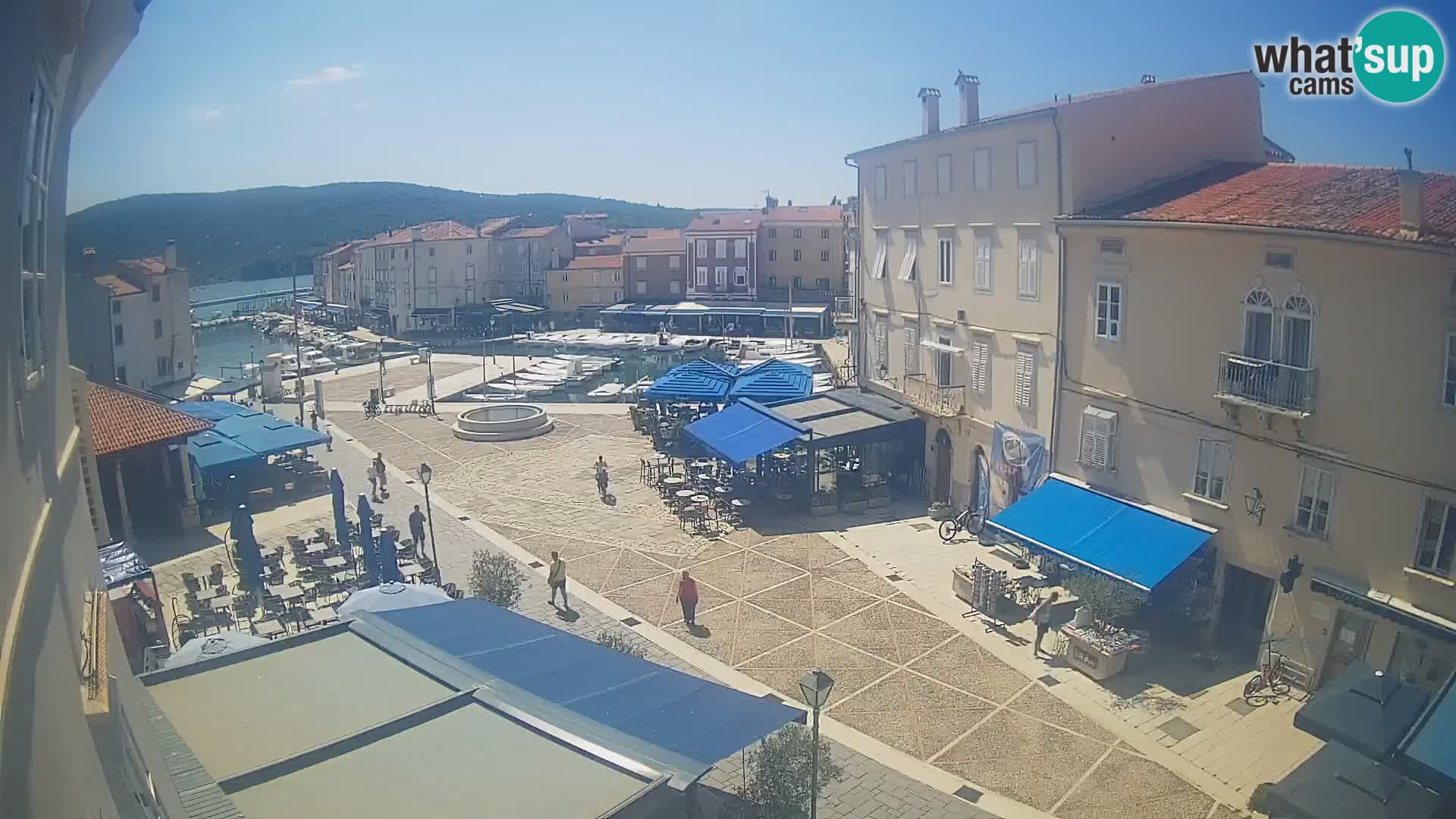 V ŽIVO spletna kamera Cres mesto – glavni trg in “mandrač” – otok Cres – Hrvaška