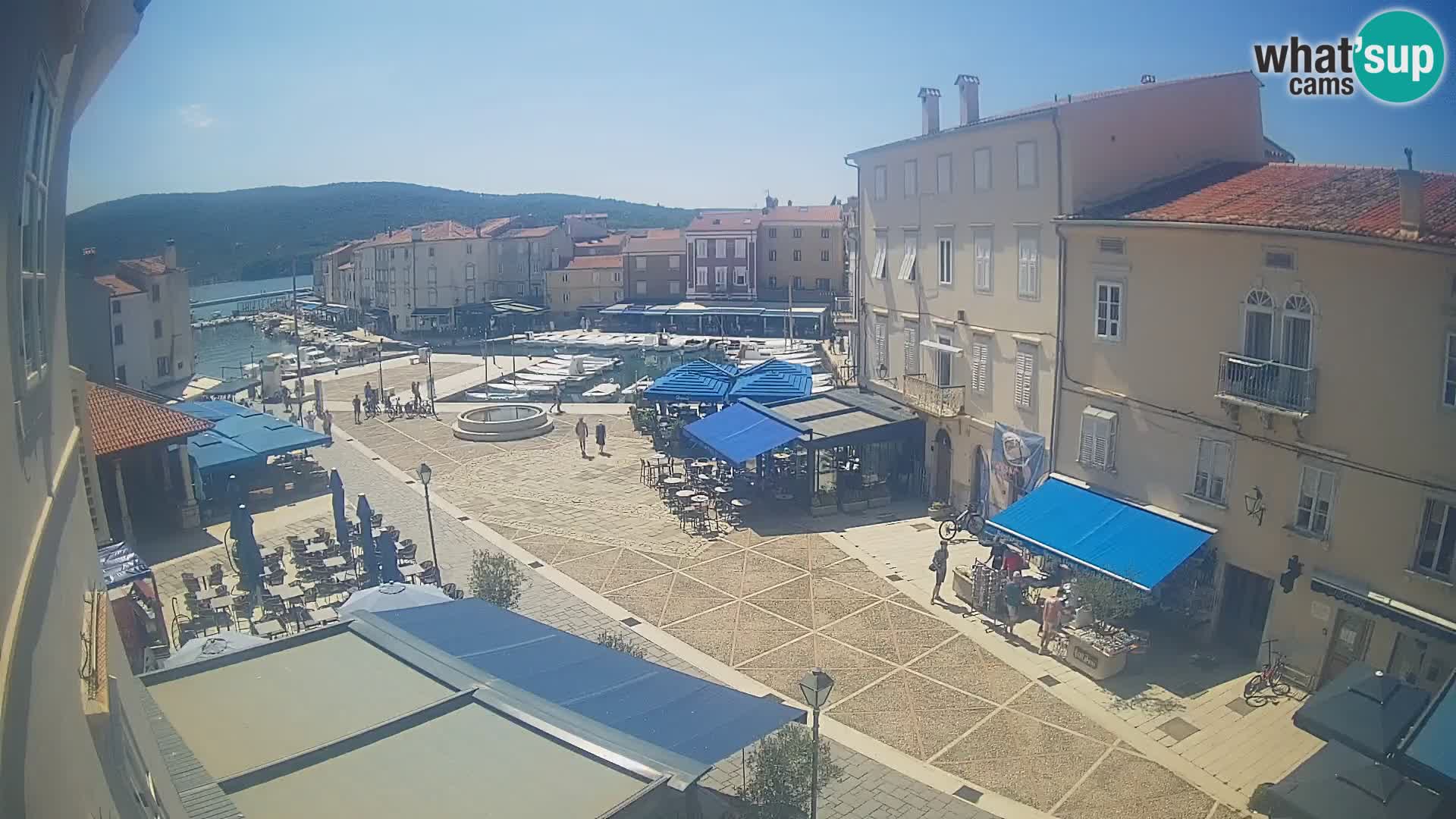 V ŽIVO spletna kamera Cres mesto – glavni trg in “mandrač” – otok Cres – Hrvaška