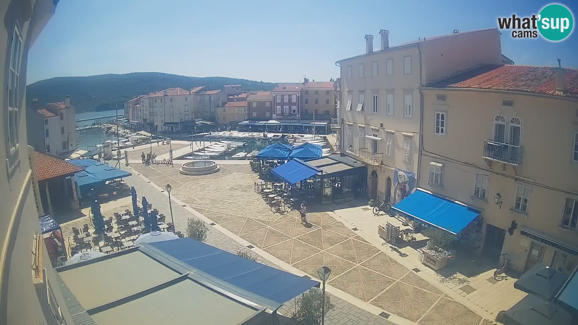 V ŽIVO spletna kamera Cres mesto – glavni trg in “mandrač” – otok Cres – Hrvaška