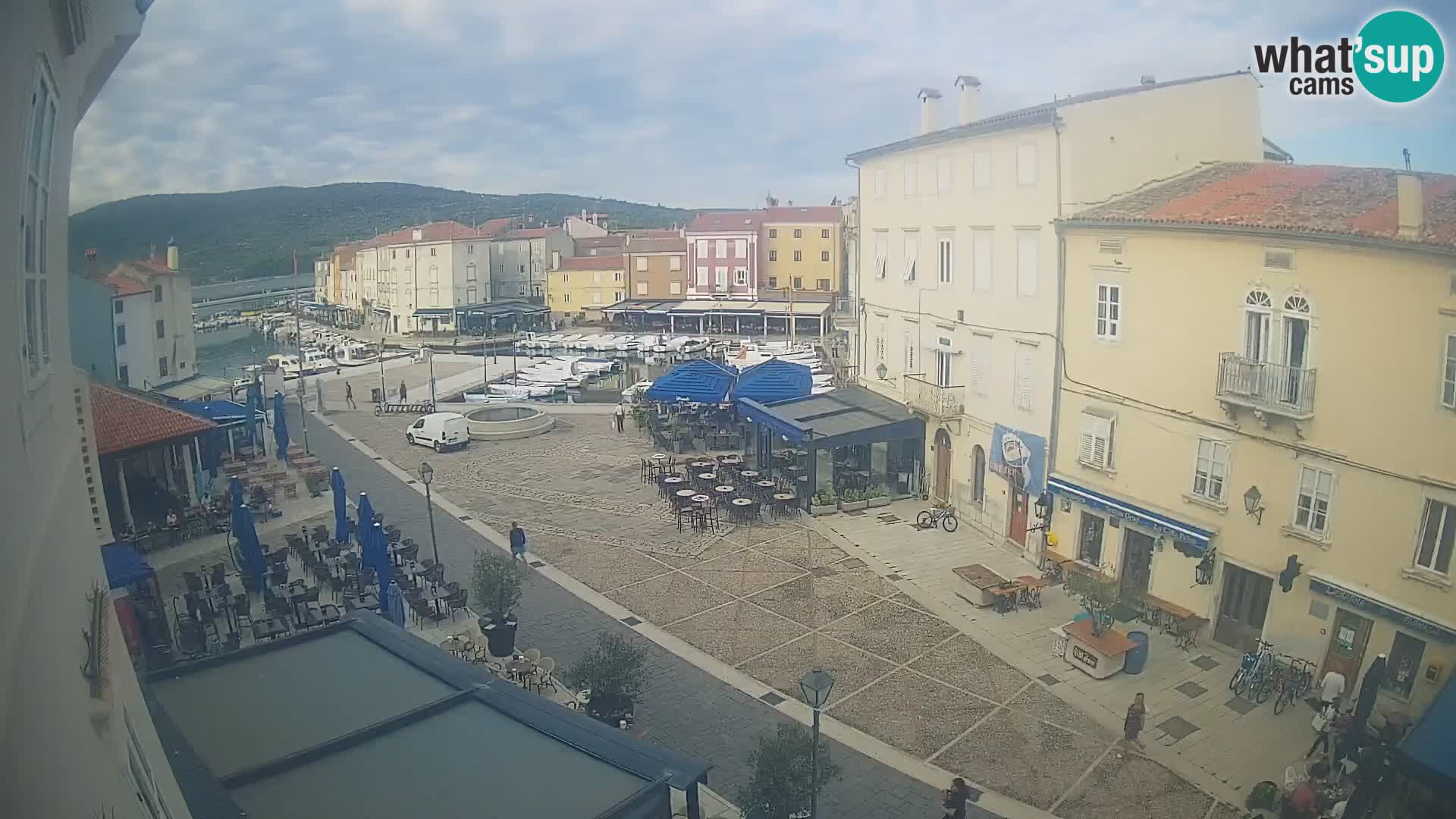 V ŽIVO spletna kamera Cres mesto – glavni trg in “mandrač” – otok Cres – Hrvaška