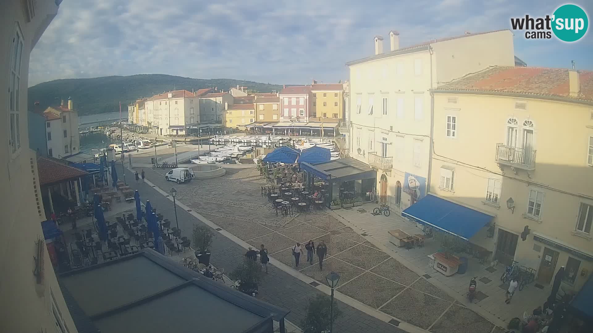 Web kamera Grad Cres – glavni trg i “mandrač” – otok Cres