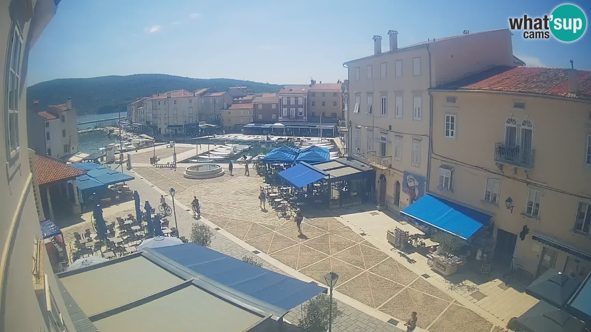 Web kamera Grad Cres – glavni trg i “mandrač” – otok Cres