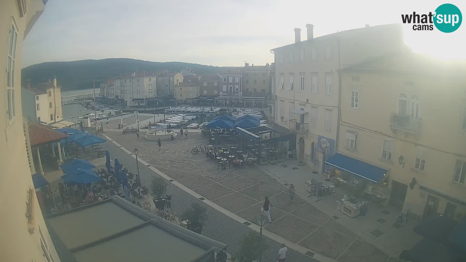 Kamera v ŽIVO Cres mesto – glavni trg in “mandrač” – otok Cres – Hrvaška