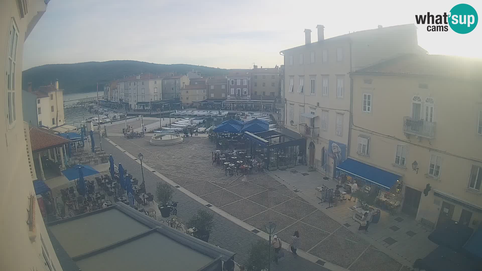 Kamera v ŽIVO Cres mesto – glavni trg in “mandrač” – otok Cres – Hrvaška