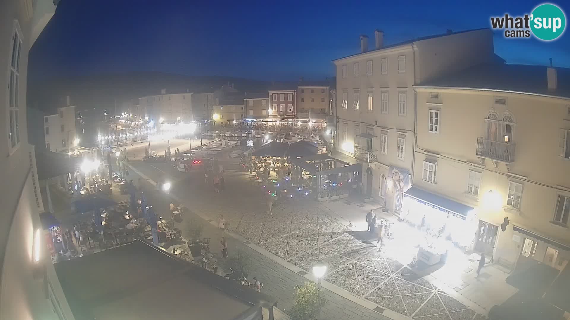 V ŽIVO spletna kamera Cres mesto – glavni trg in “mandrač” – otok Cres – Hrvaška