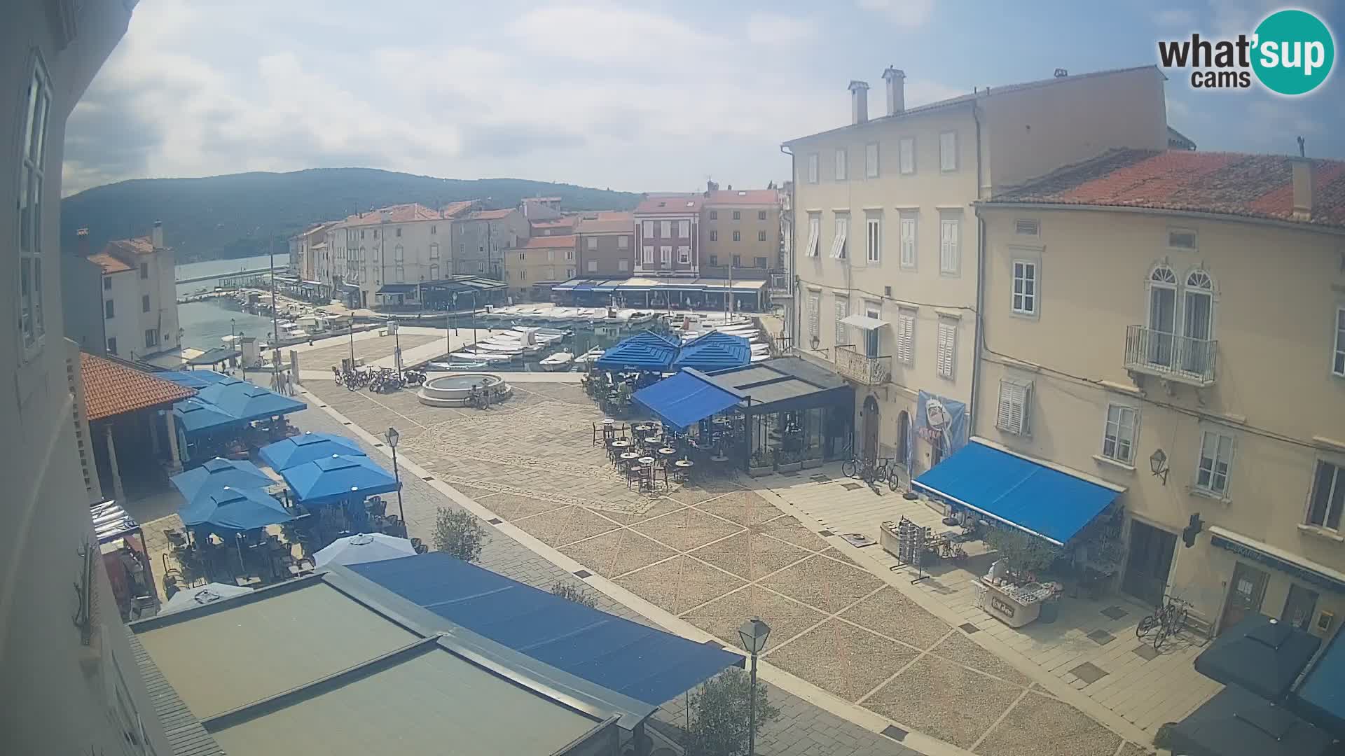 Web kamera Grad Cres – glavni trg i “mandrač” – otok Cres