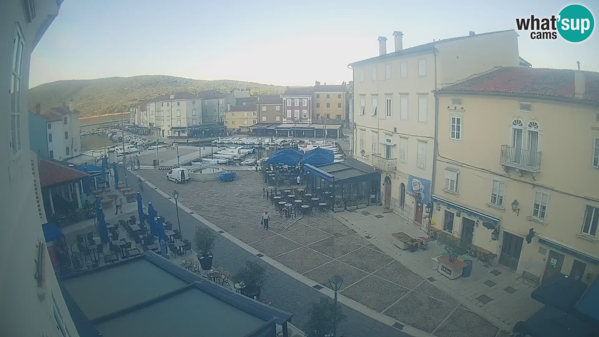 Kamera v ŽIVO Cres mesto – glavni trg in “mandrač” – otok Cres – Hrvaška