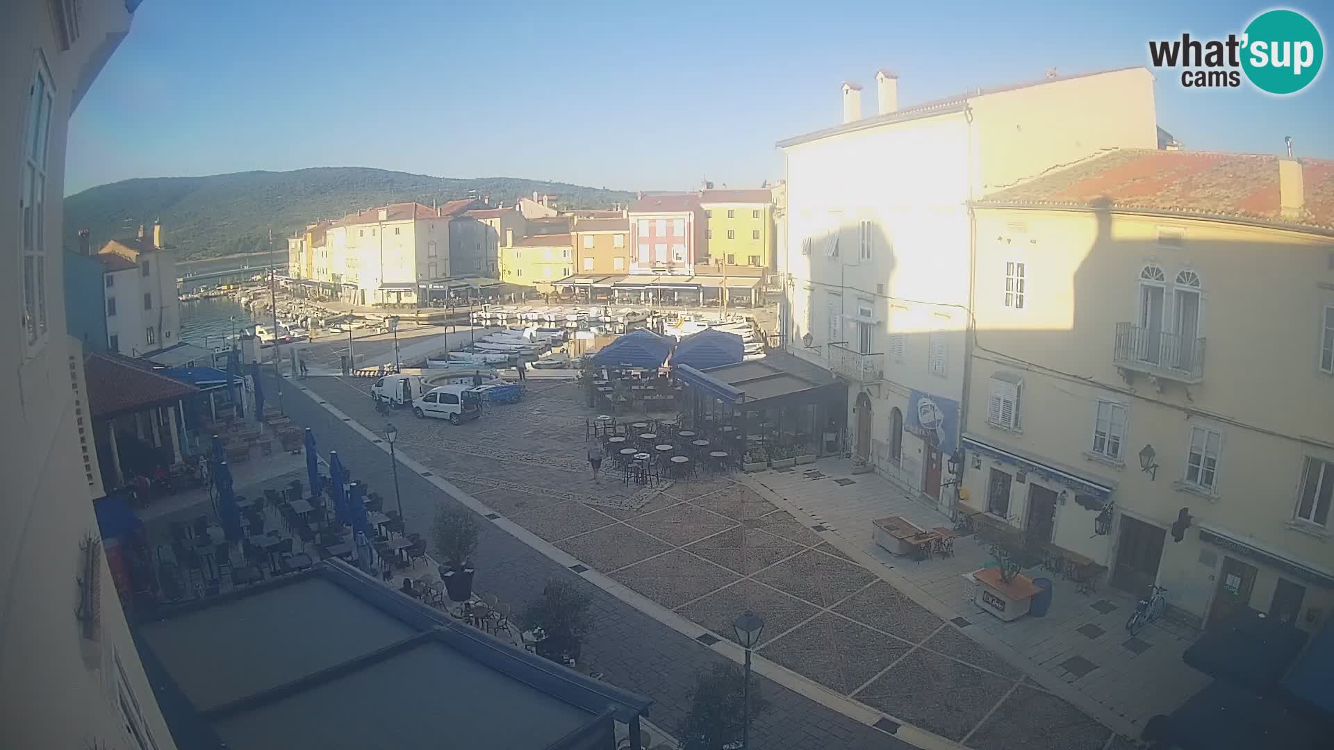 V ŽIVO spletna kamera Cres mesto – glavni trg in “mandrač” – otok Cres – Hrvaška