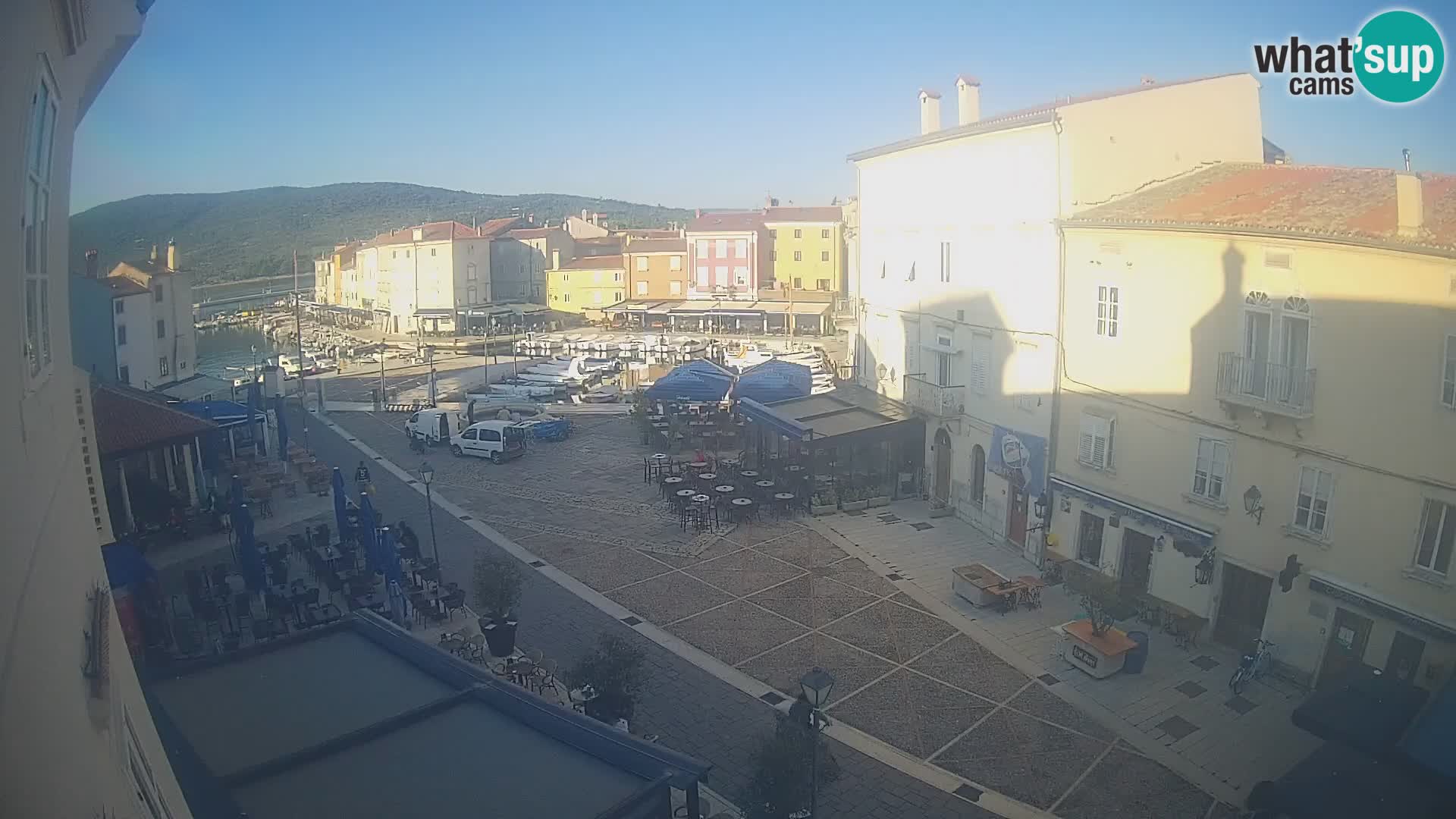 Web kamera Grad Cres – glavni trg i “mandrač” – otok Cres