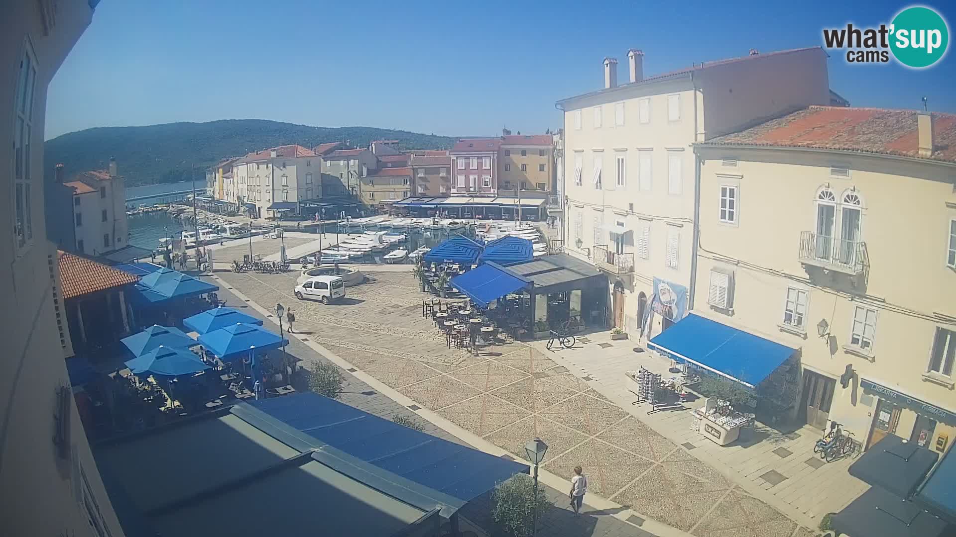 V ŽIVO spletna kamera Cres mesto – glavni trg in “mandrač” – otok Cres – Hrvaška