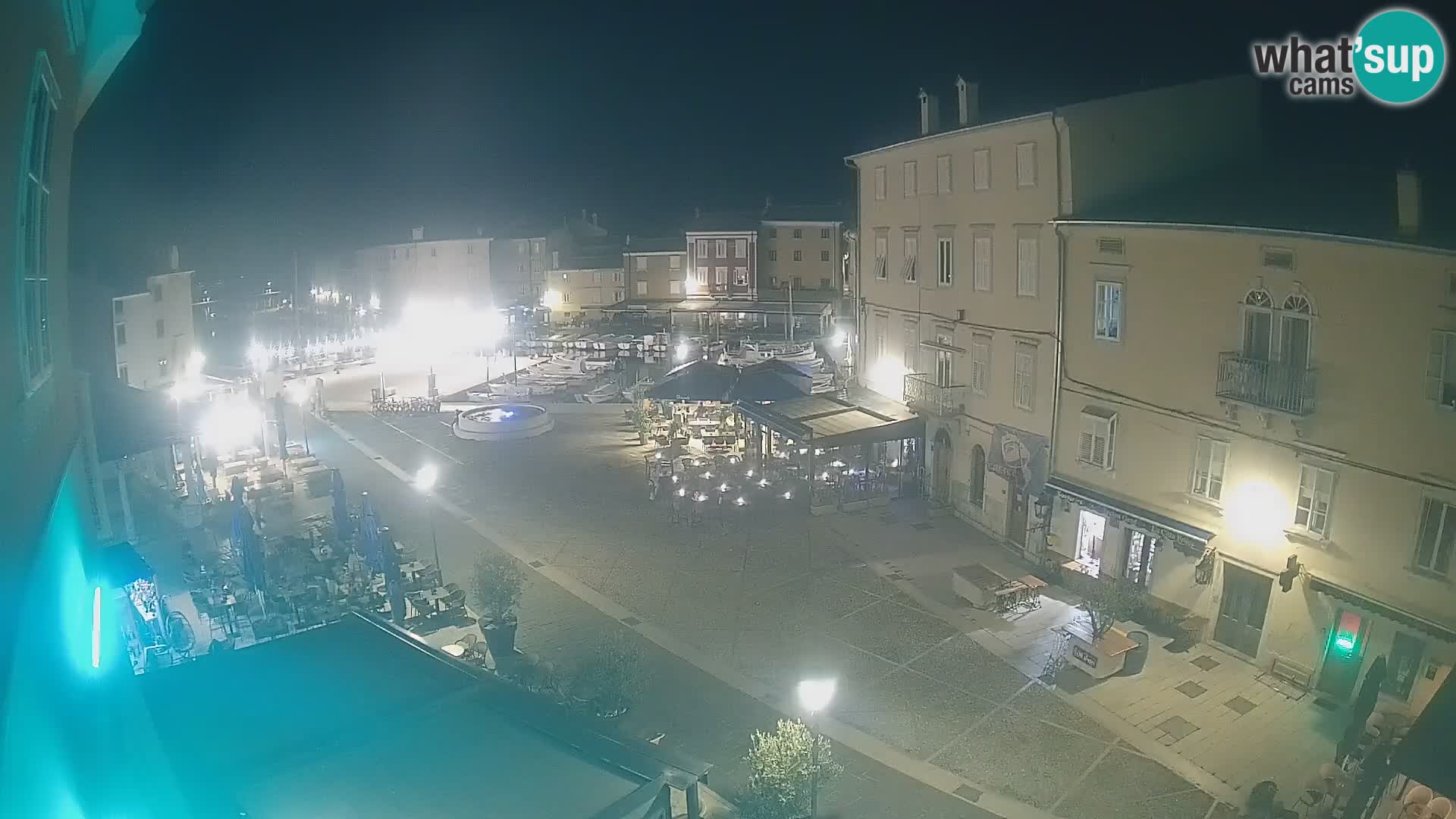V ŽIVO spletna kamera Cres mesto – glavni trg in “mandrač” – otok Cres – Hrvaška