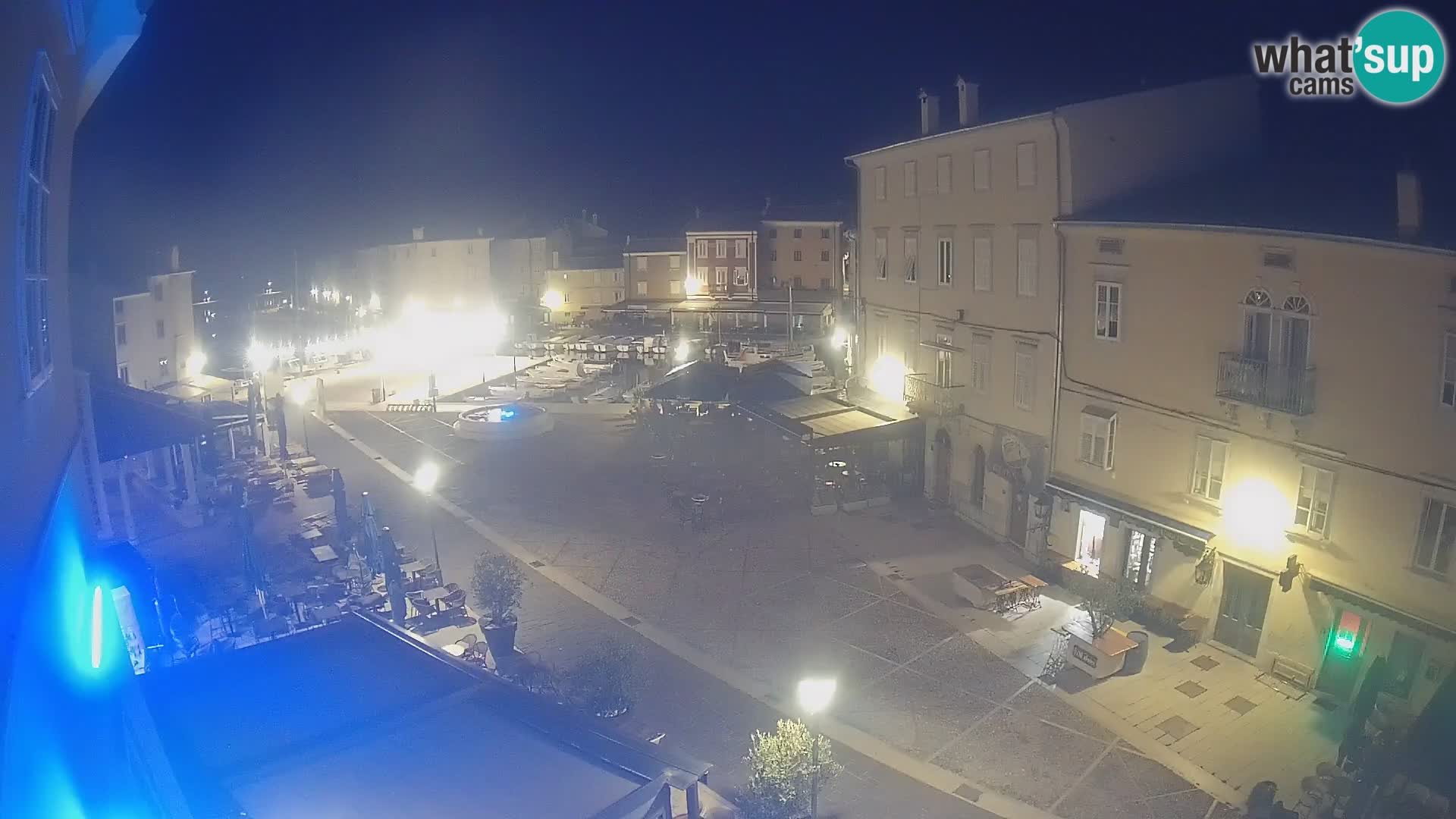 Web kamera Grad Cres – glavni trg i “mandrač” – otok Cres