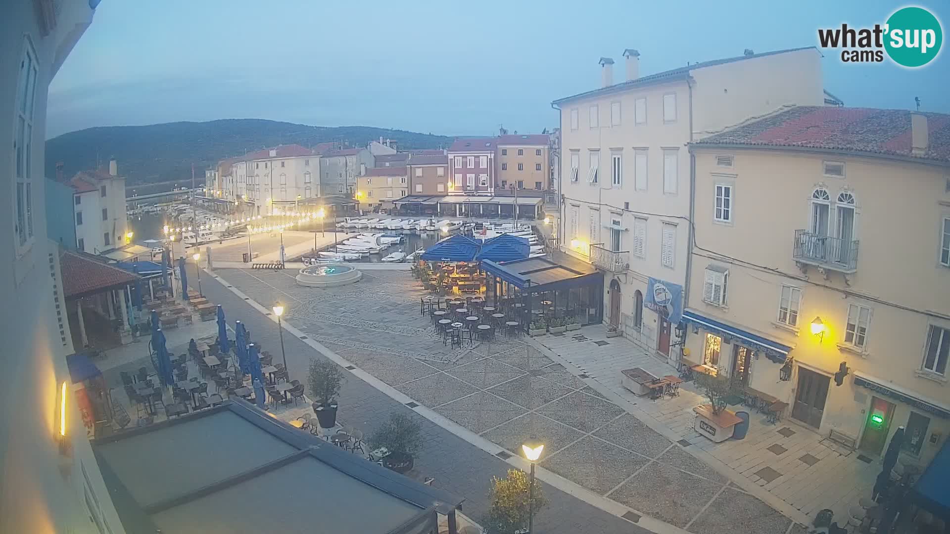 V ŽIVO spletna kamera Cres mesto – glavni trg in “mandrač” – otok Cres – Hrvaška