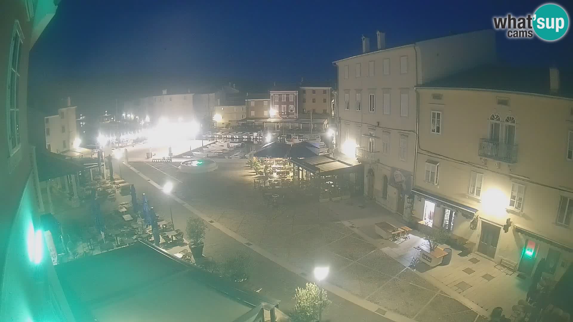 V ŽIVO spletna kamera Cres mesto – glavni trg in “mandrač” – otok Cres – Hrvaška