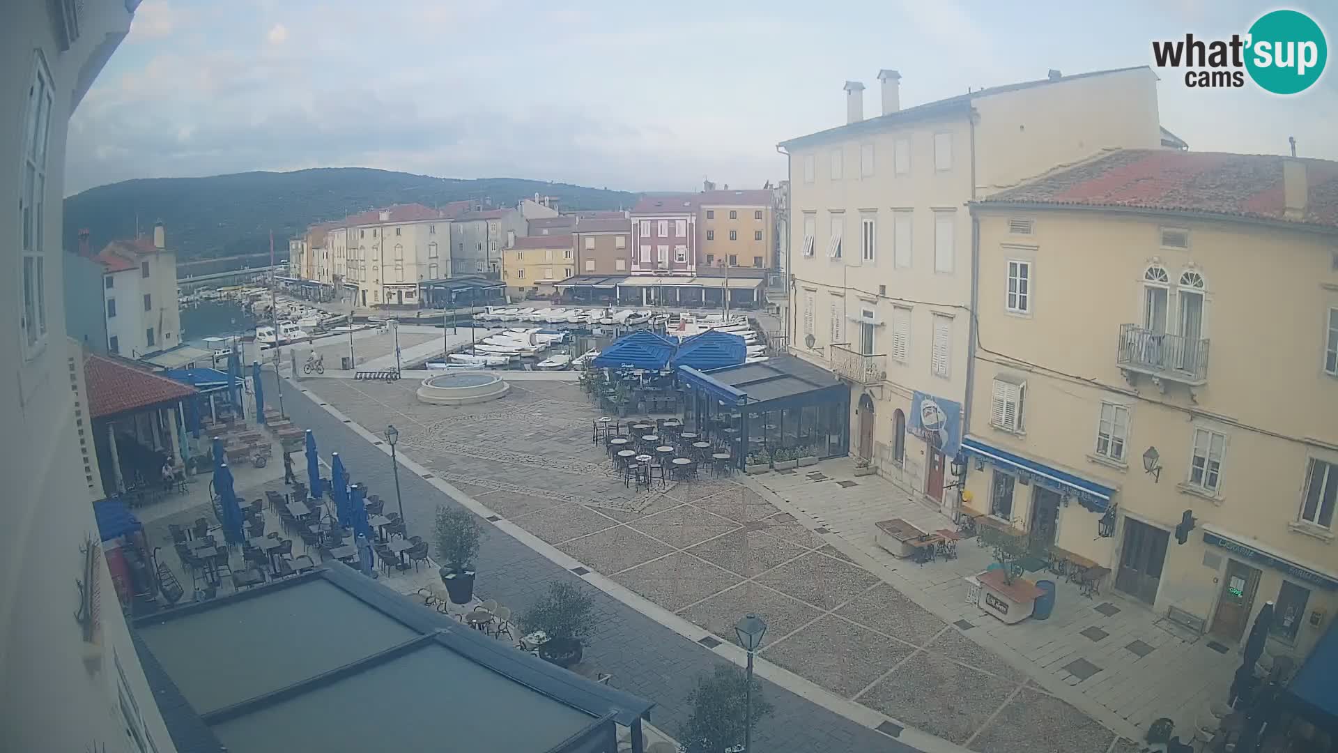 Web kamera Grad Cres – glavni trg i “mandrač” – otok Cres