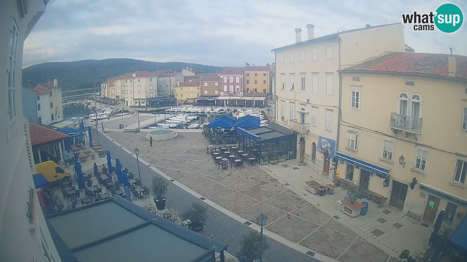 Web kamera Grad Cres – glavni trg i “mandrač” – otok Cres