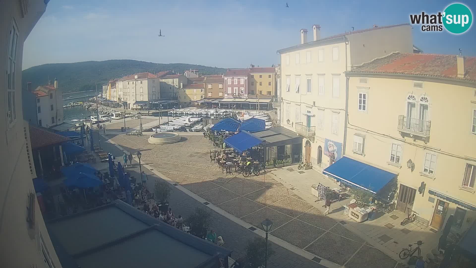 V ŽIVO spletna kamera Cres mesto – glavni trg in “mandrač” – otok Cres – Hrvaška