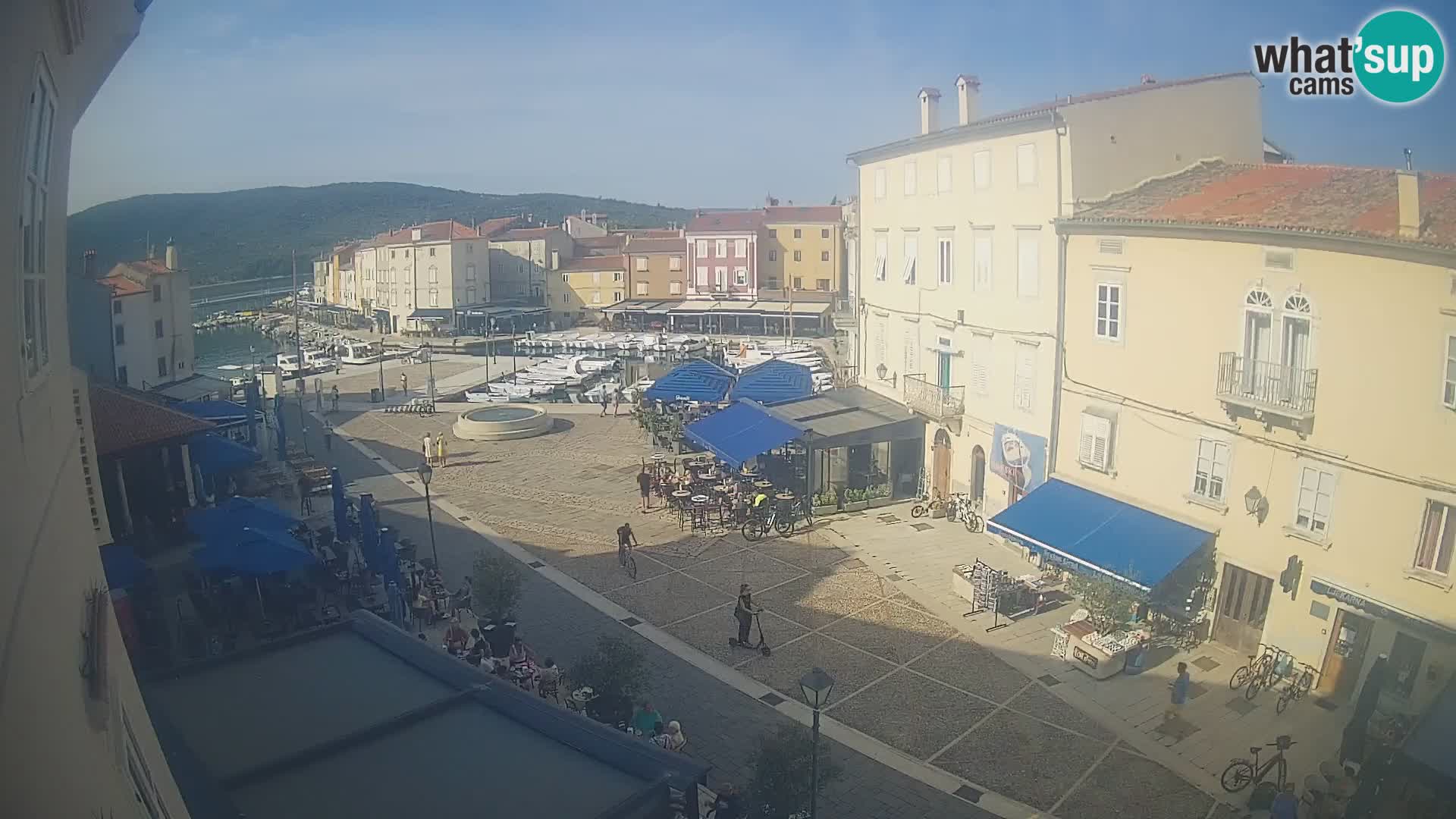 V ŽIVO spletna kamera Cres mesto – glavni trg in “mandrač” – otok Cres – Hrvaška