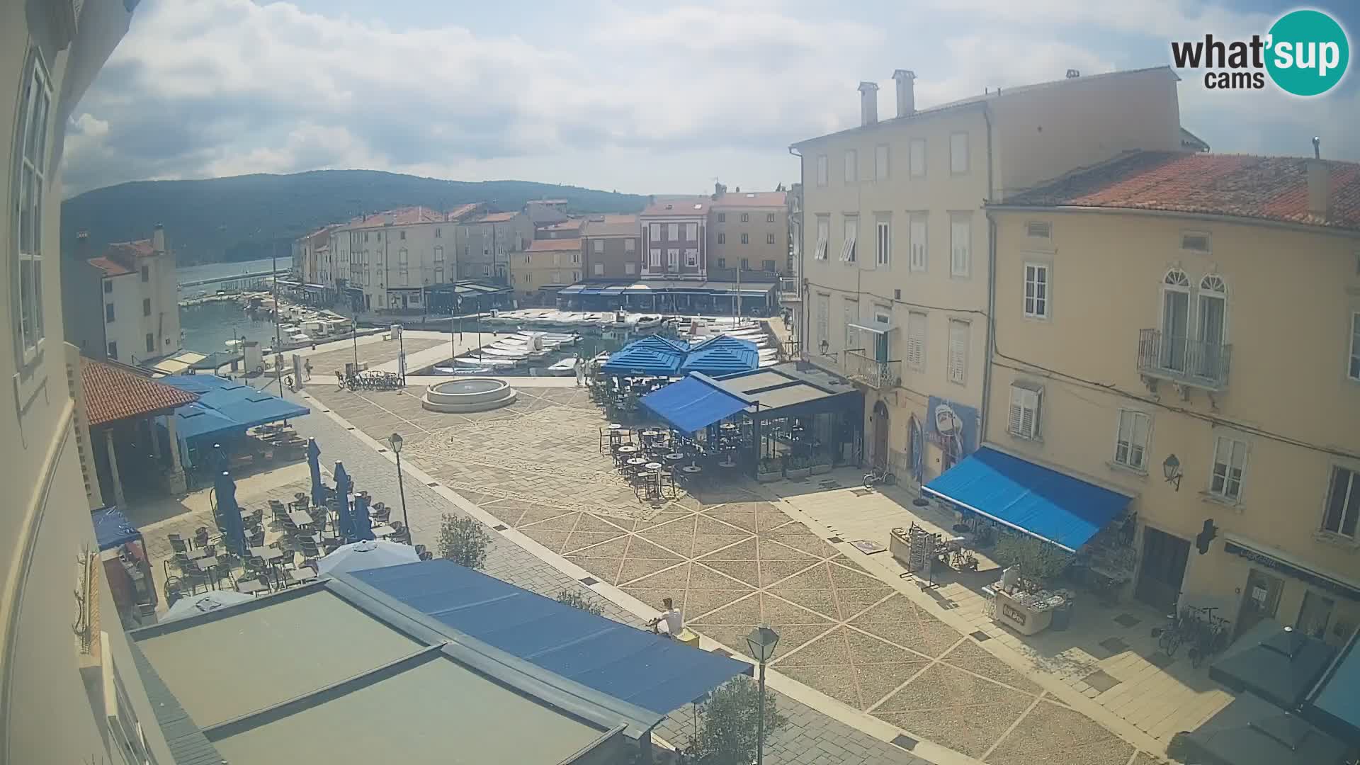V ŽIVO spletna kamera Cres mesto – glavni trg in “mandrač” – otok Cres – Hrvaška