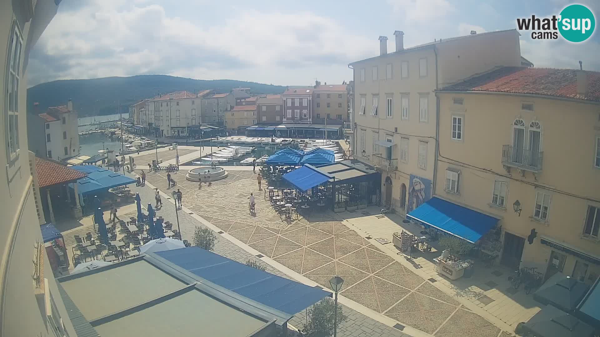 Kamera v ŽIVO Cres mesto – glavni trg in “mandrač” – otok Cres – Hrvaška