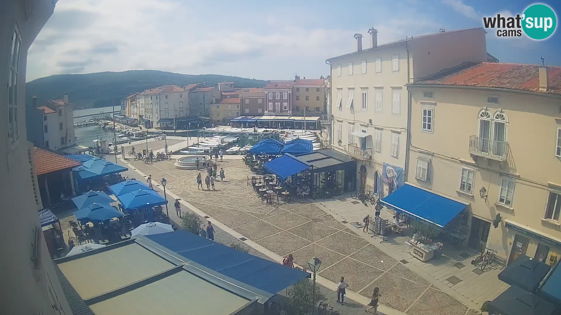 V ŽIVO spletna kamera Cres mesto – glavni trg in “mandrač” – otok Cres – Hrvaška
