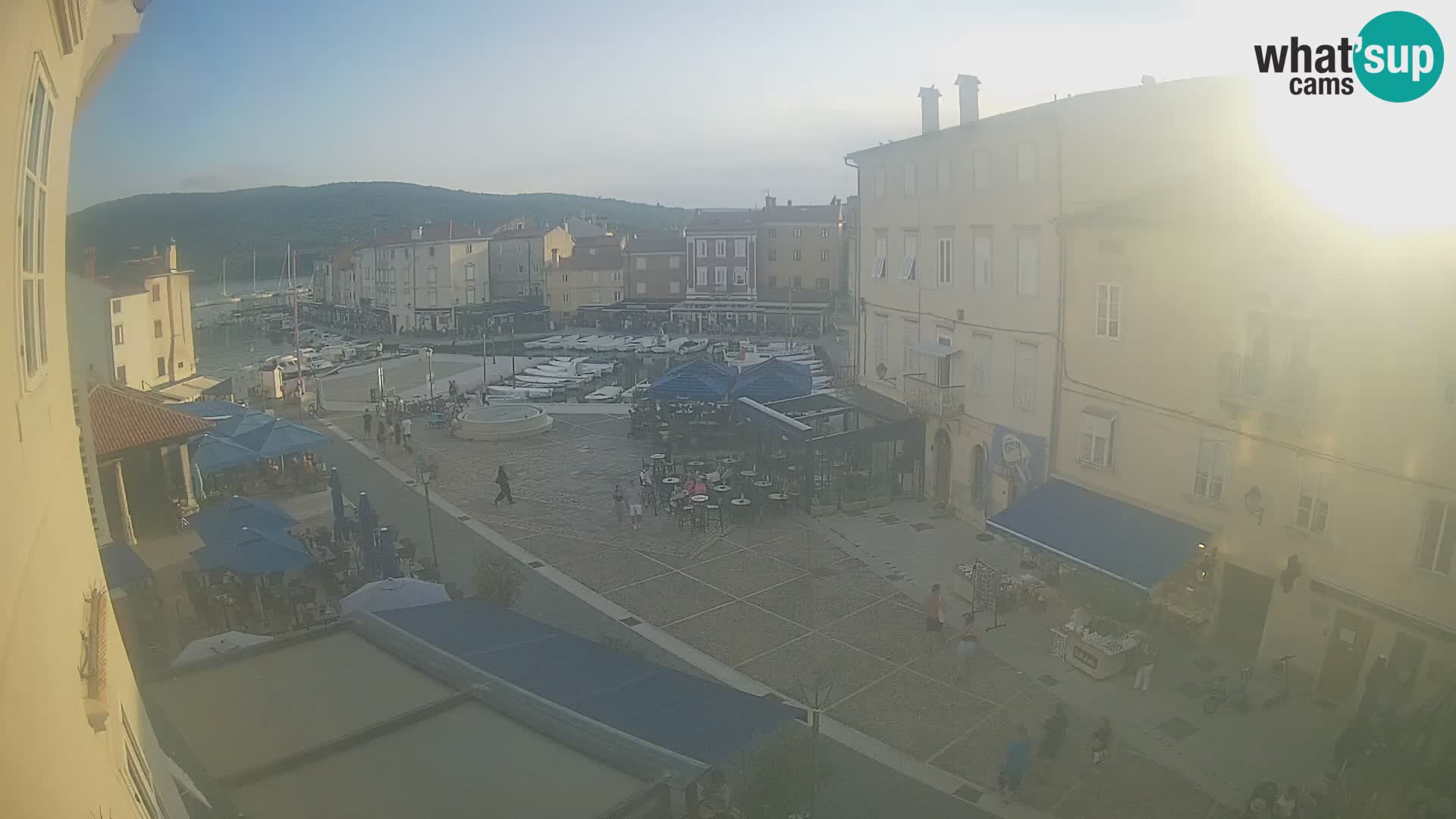 Cámara en vivo ciudad de Cres – plaza principal y “mandrač” – isla de Cres – Croacia