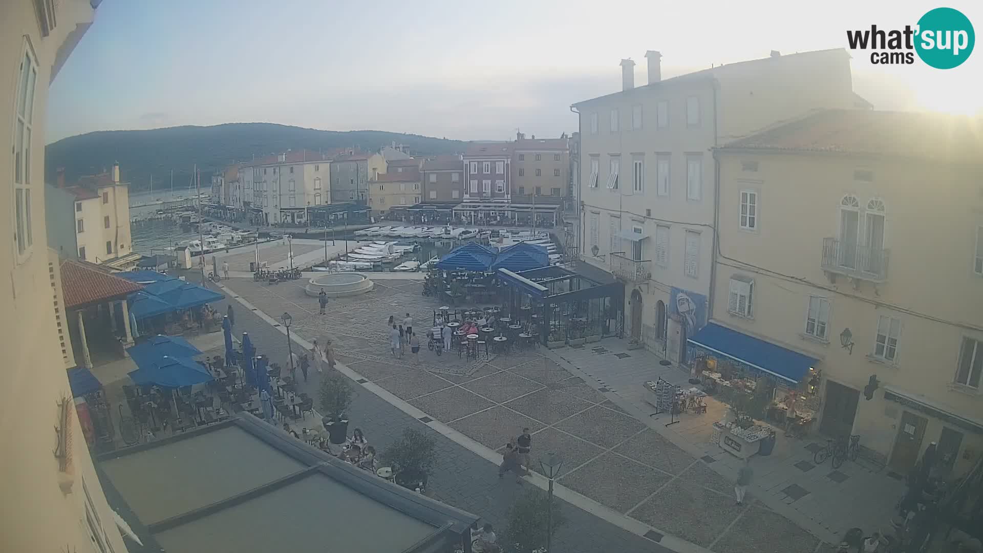 Cámara en vivo ciudad de Cres – plaza principal y “mandrač” – isla de Cres – Croacia