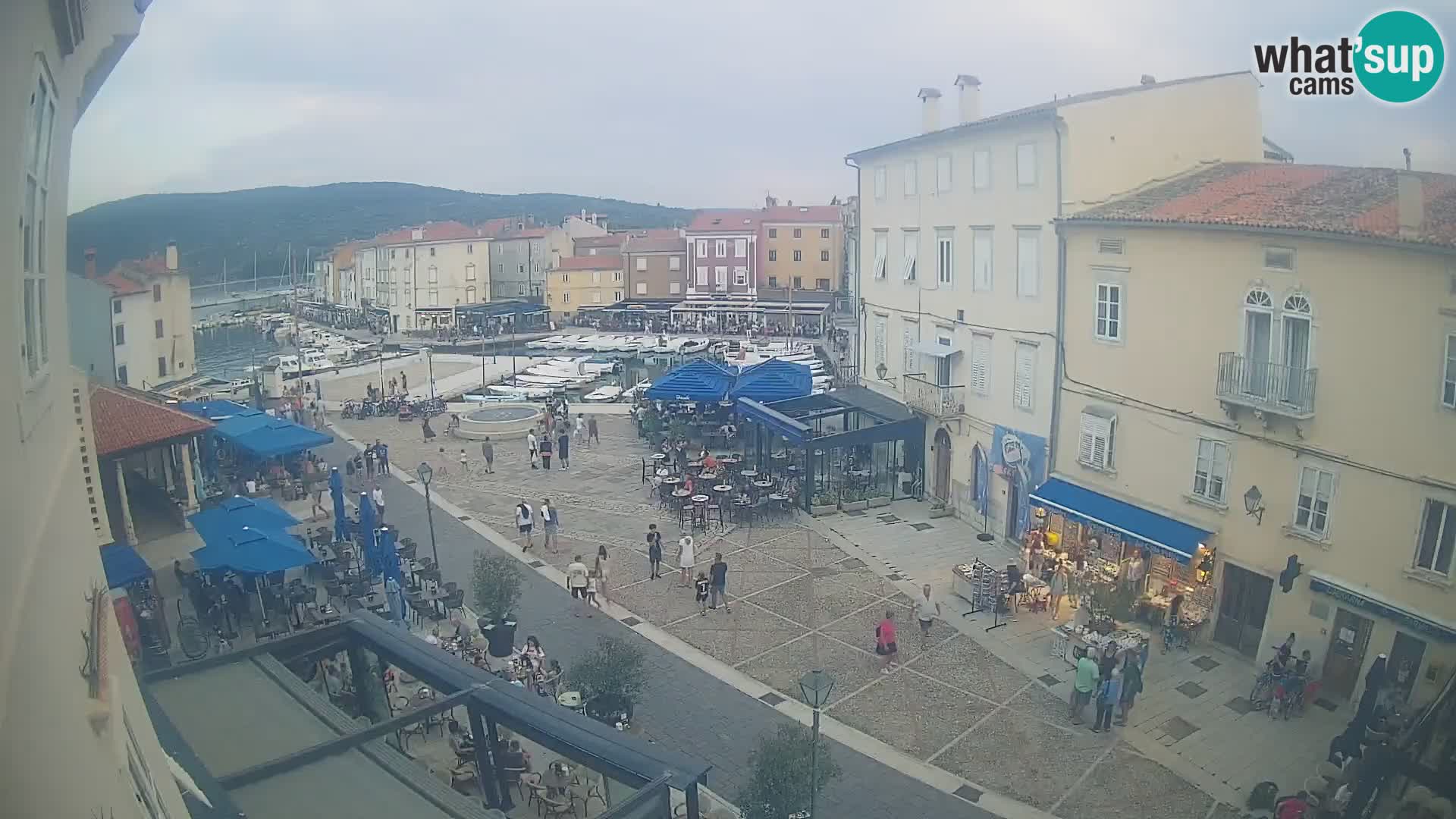 V ŽIVO spletna kamera Cres mesto – glavni trg in “mandrač” – otok Cres – Hrvaška