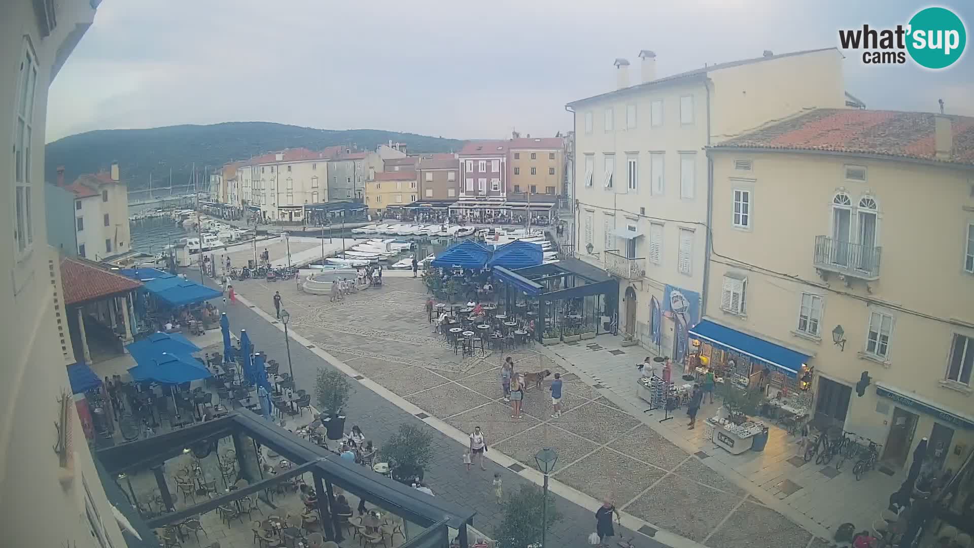 Web kamera Grad Cres – glavni trg i “mandrač” – otok Cres