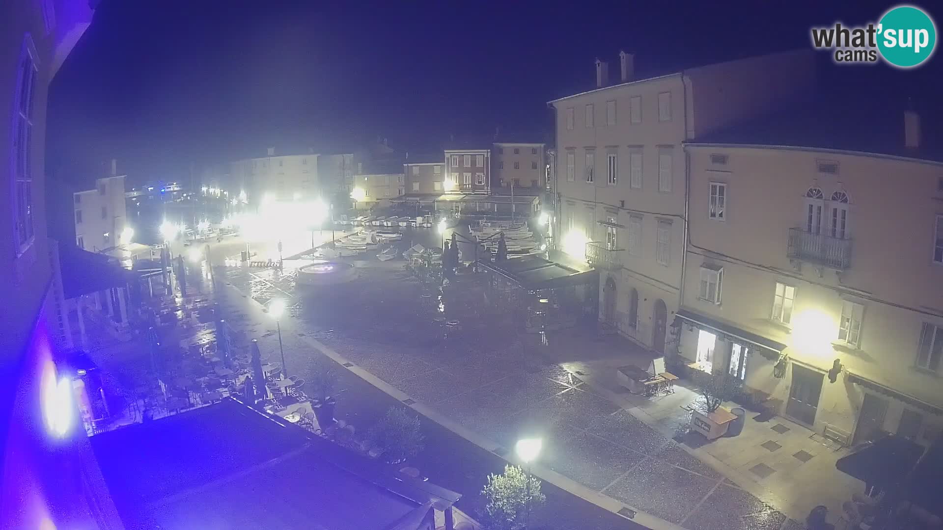 V ŽIVO spletna kamera Cres mesto – glavni trg in “mandrač” – otok Cres – Hrvaška
