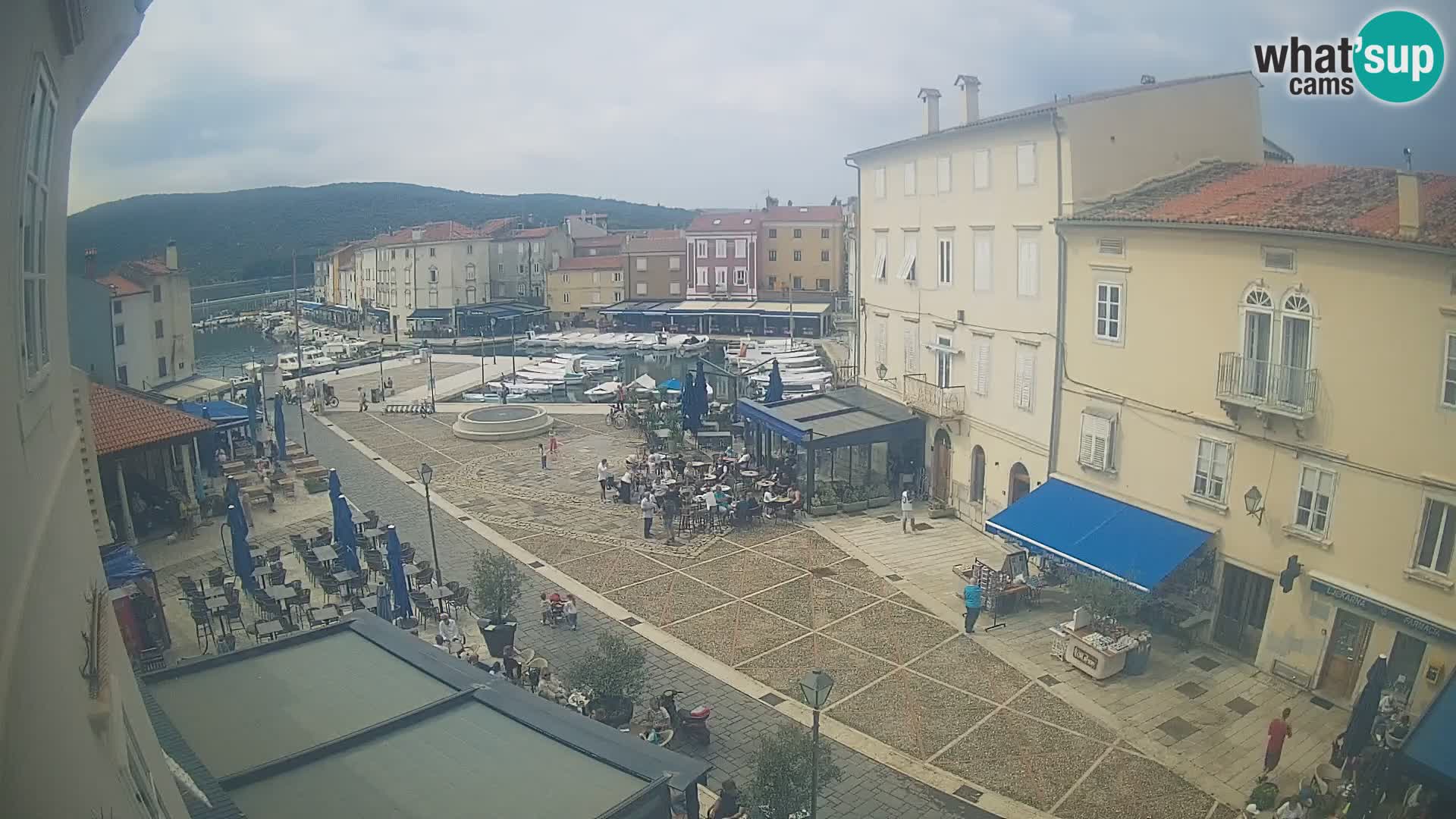 Kamera v ŽIVO Cres mesto – glavni trg in “mandrač” – otok Cres – Hrvaška