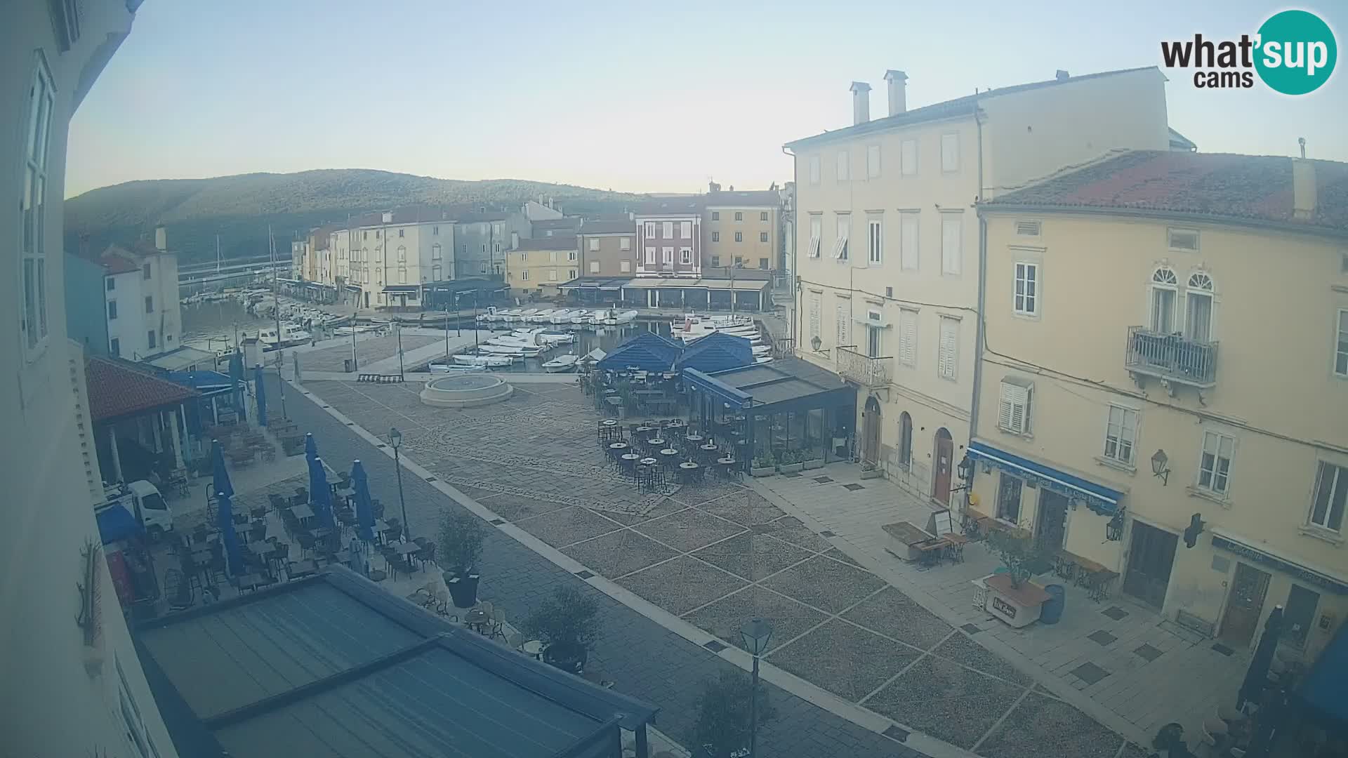 Web kamera Grad Cres – glavni trg i “mandrač” – otok Cres