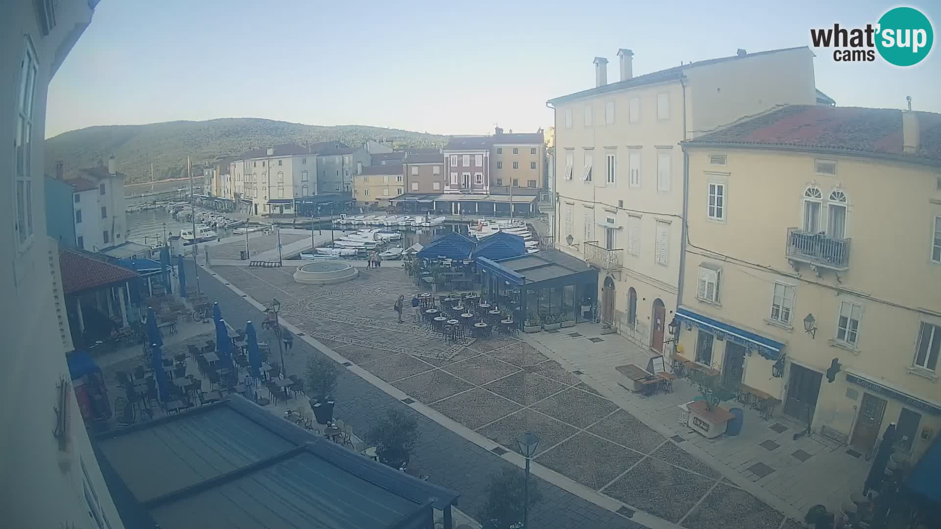 Web kamera Grad Cres – glavni trg i “mandrač” – otok Cres