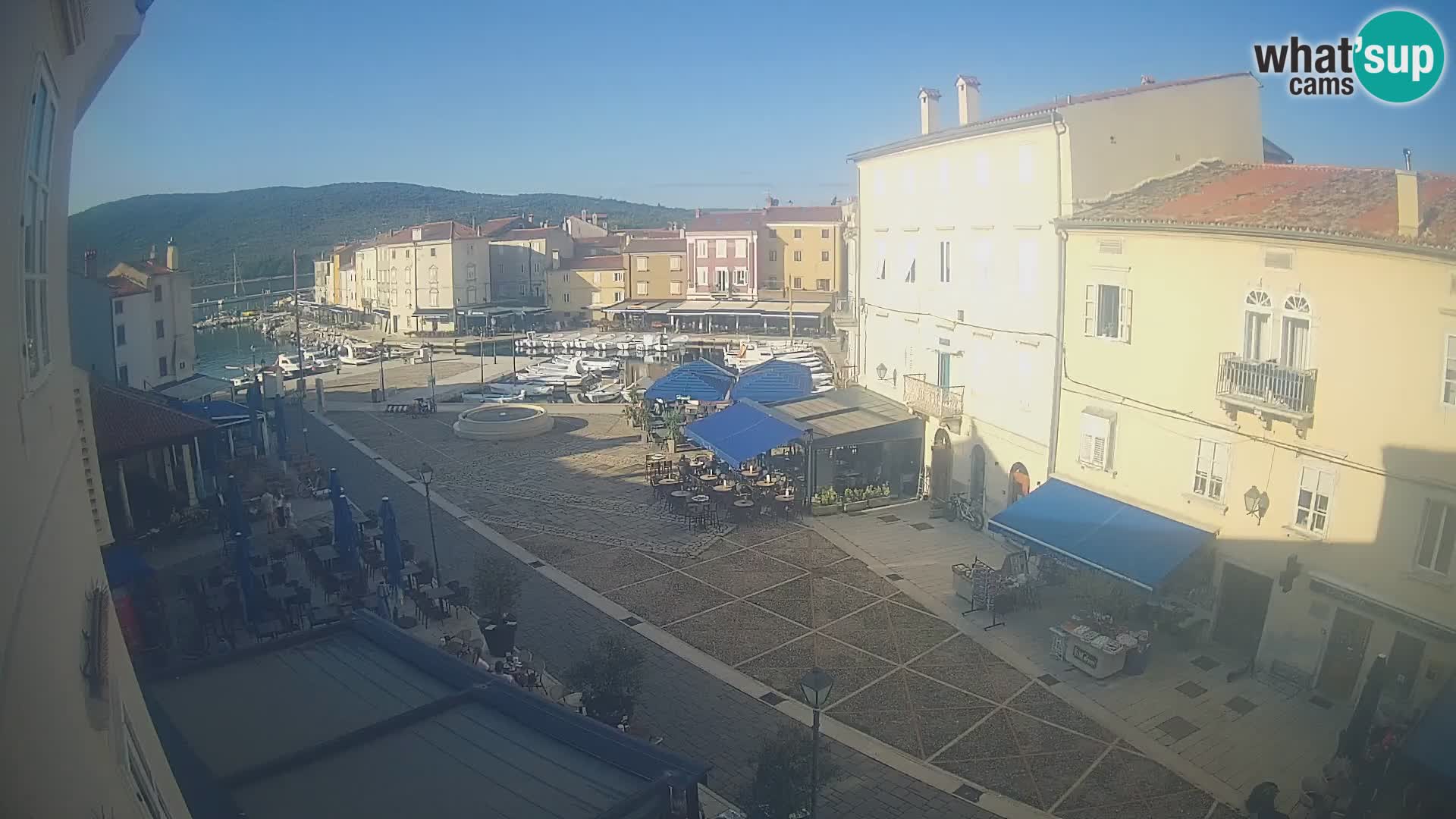Web kamera Grad Cres – glavni trg i “mandrač” – otok Cres