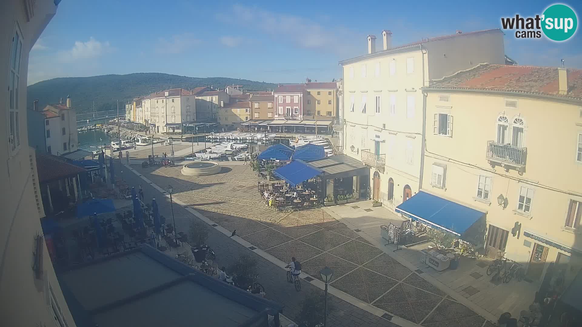 Kamera v ŽIVO Cres mesto – glavni trg in “mandrač” – otok Cres – Hrvaška