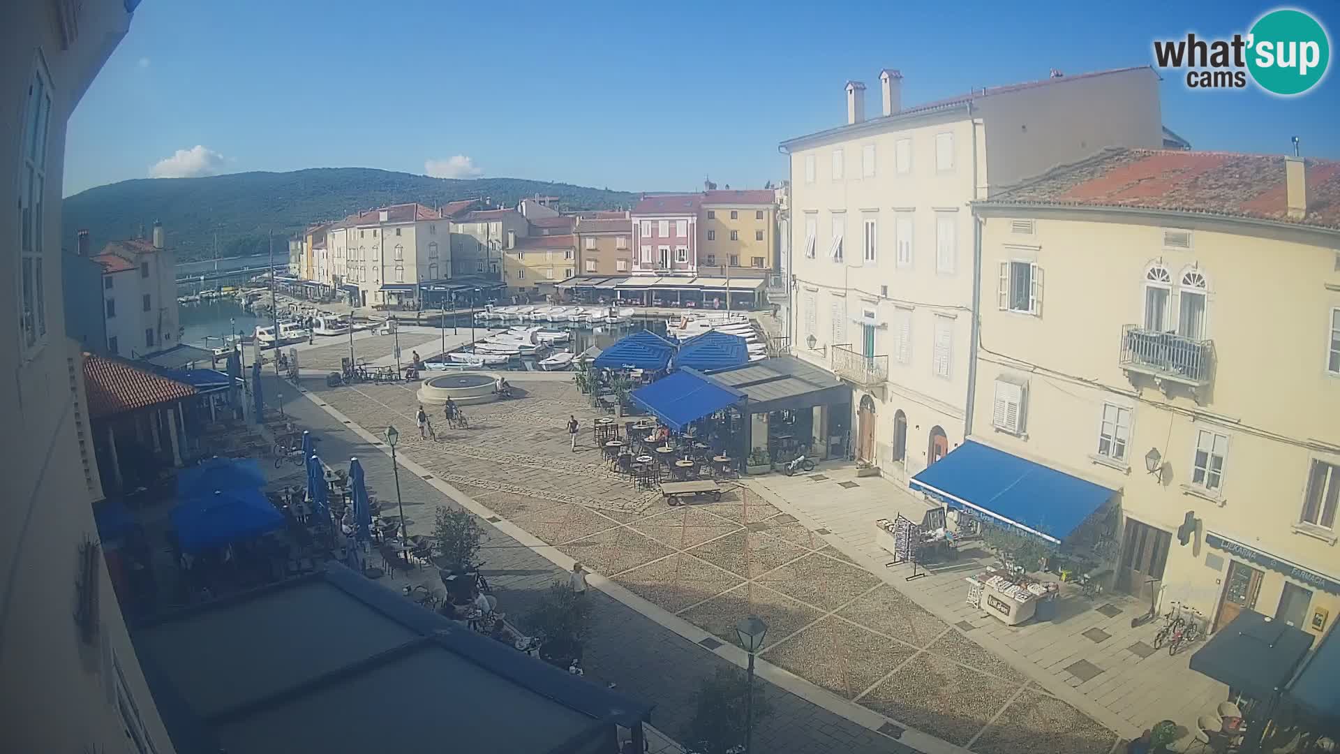 V ŽIVO spletna kamera Cres mesto – glavni trg in “mandrač” – otok Cres – Hrvaška