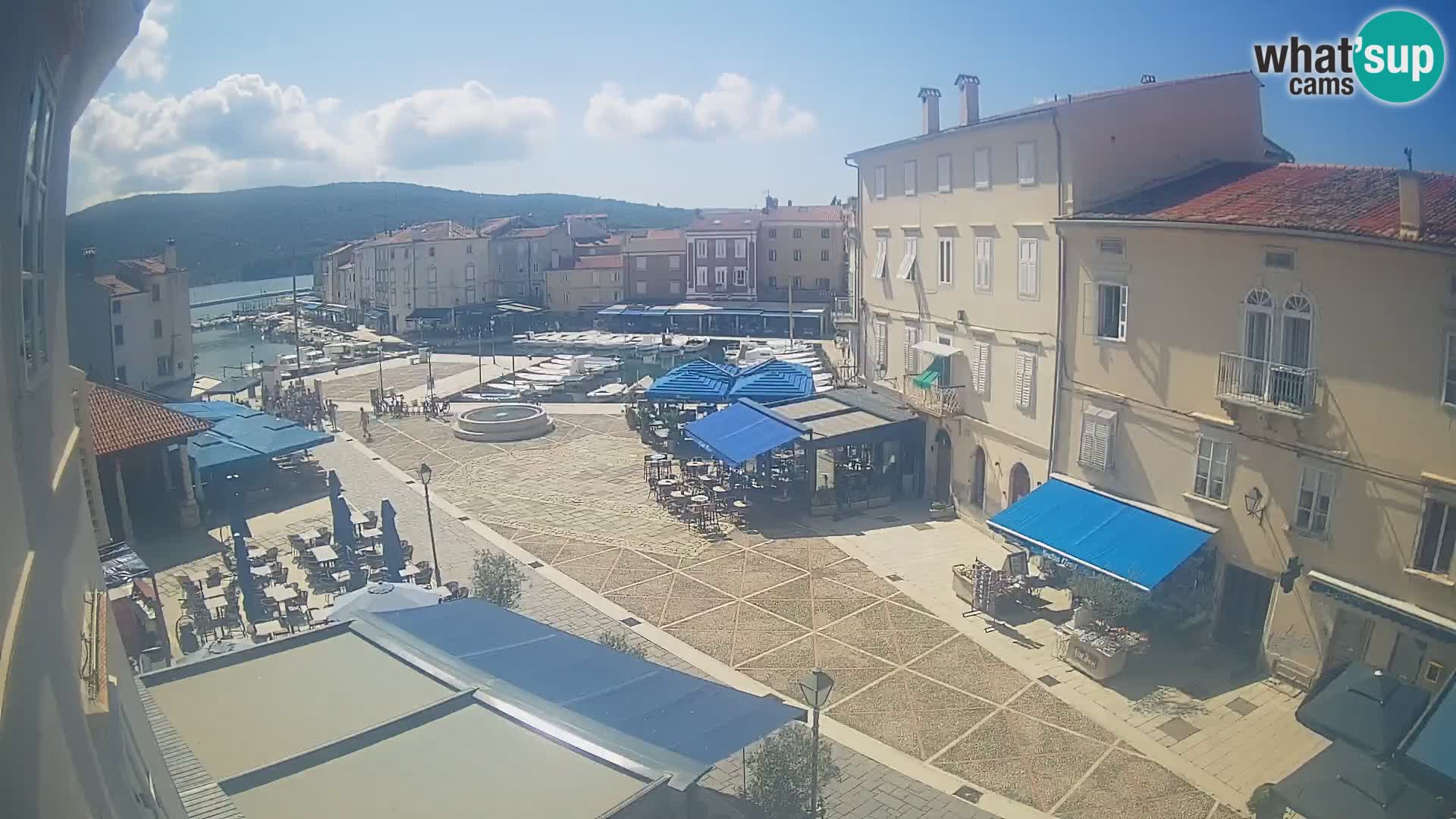 Kamera v ŽIVO Cres mesto – glavni trg in “mandrač” – otok Cres – Hrvaška