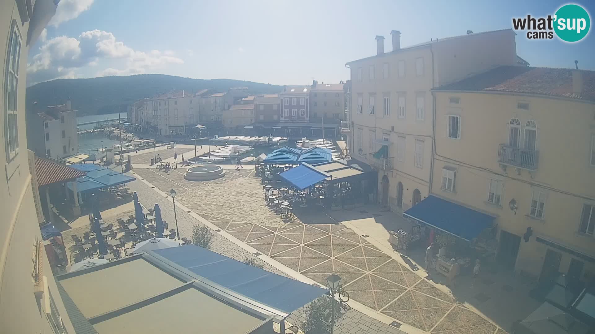 Web kamera Grad Cres – glavni trg i “mandrač” – otok Cres