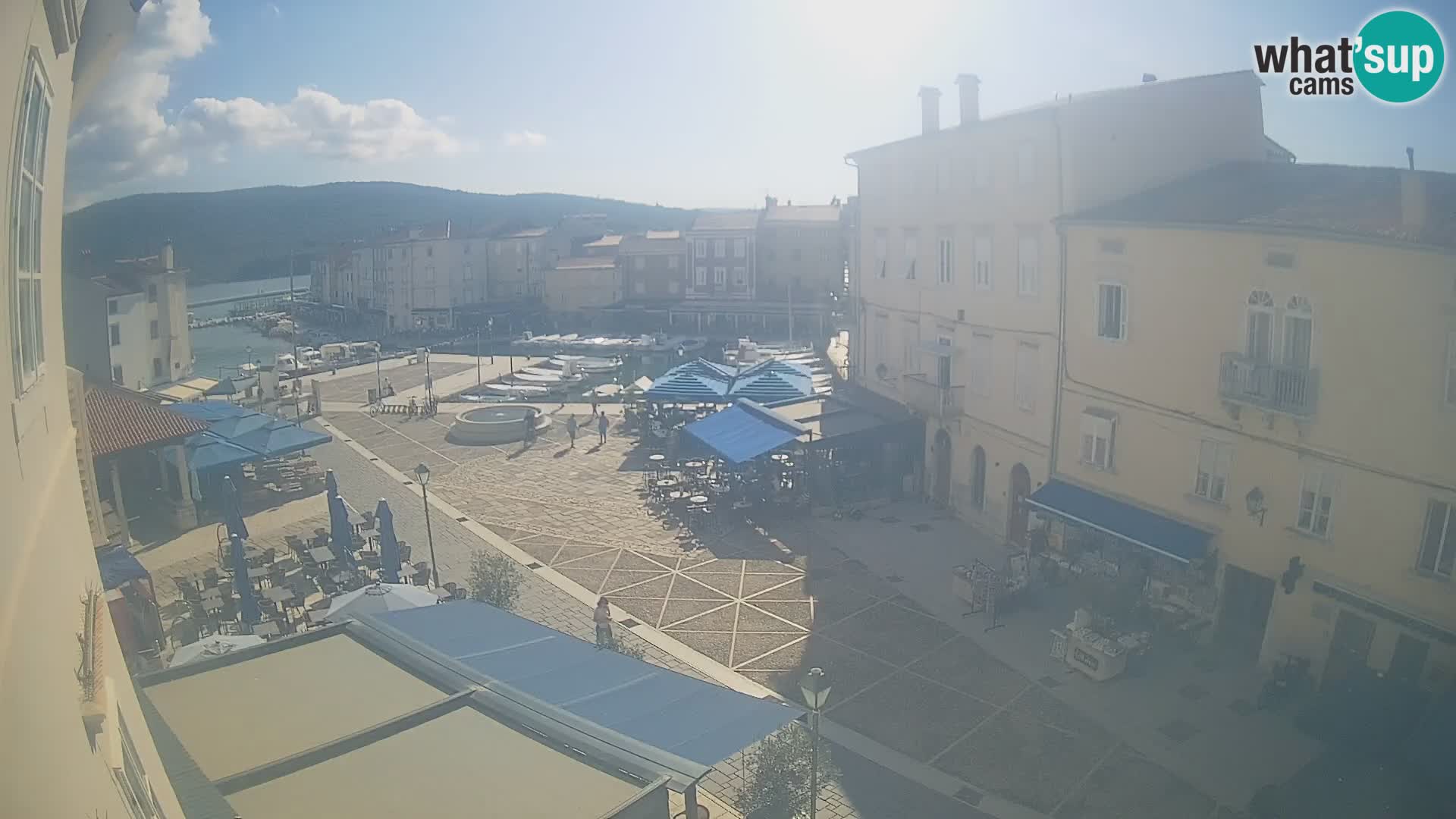 Web kamera Grad Cres – glavni trg i “mandrač” – otok Cres