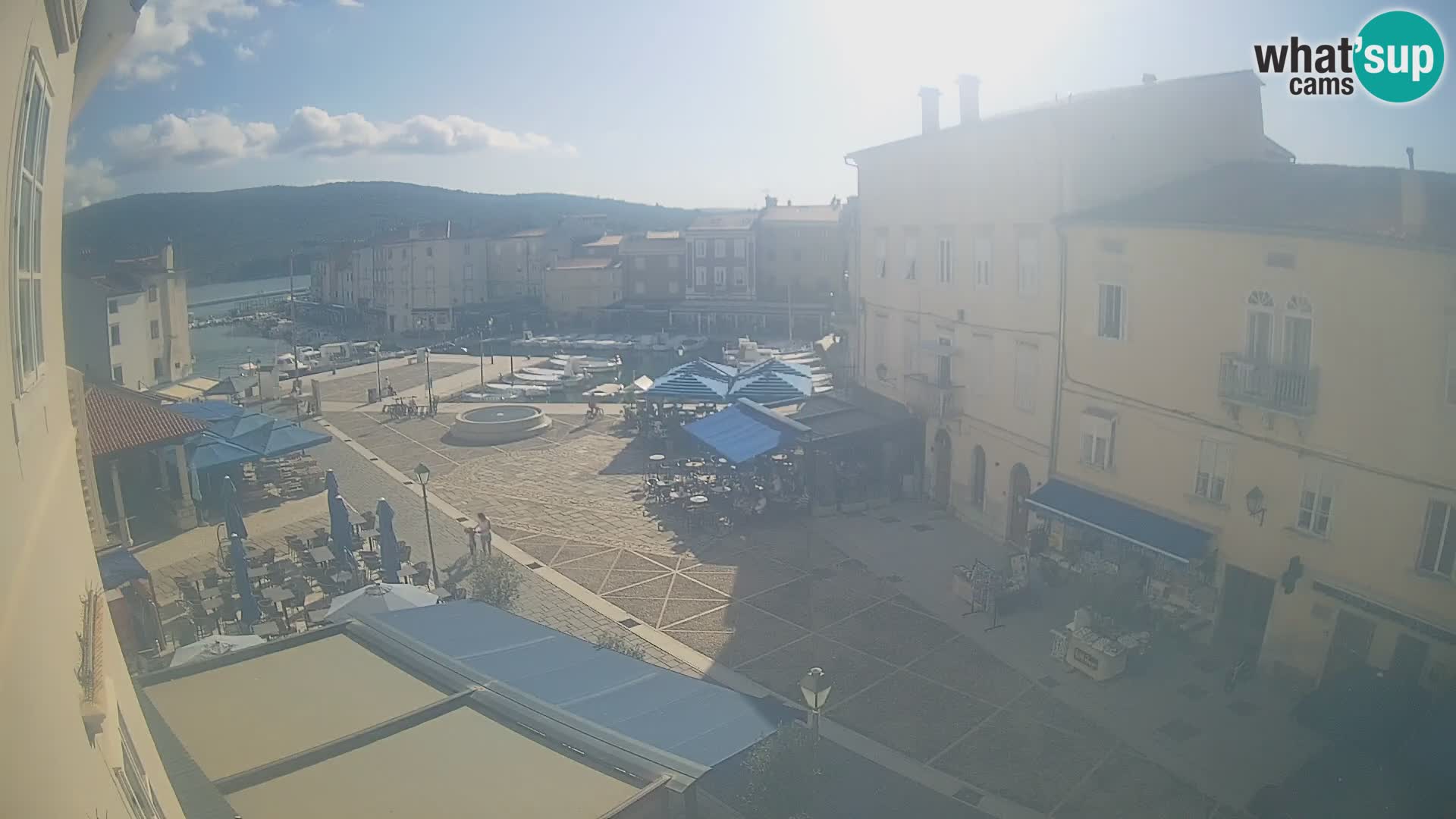 Kamera v ŽIVO Cres mesto – glavni trg in “mandrač” – otok Cres – Hrvaška