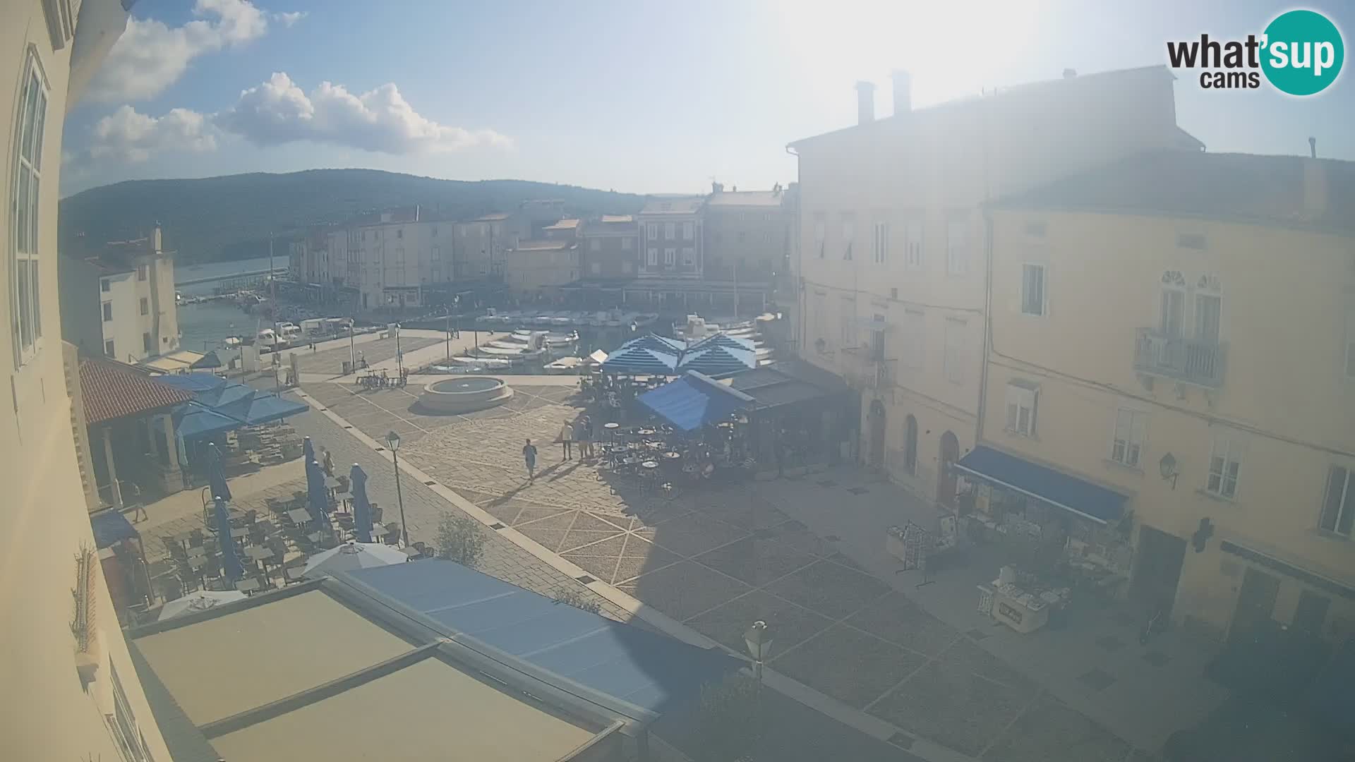 V ŽIVO spletna kamera Cres mesto – glavni trg in “mandrač” – otok Cres – Hrvaška