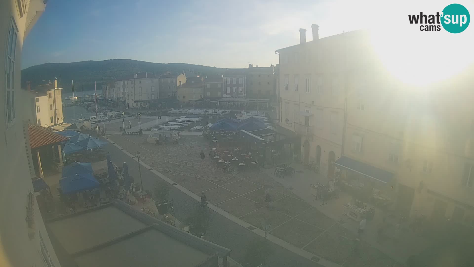 Web kamera Grad Cres – glavni trg i “mandrač” – otok Cres