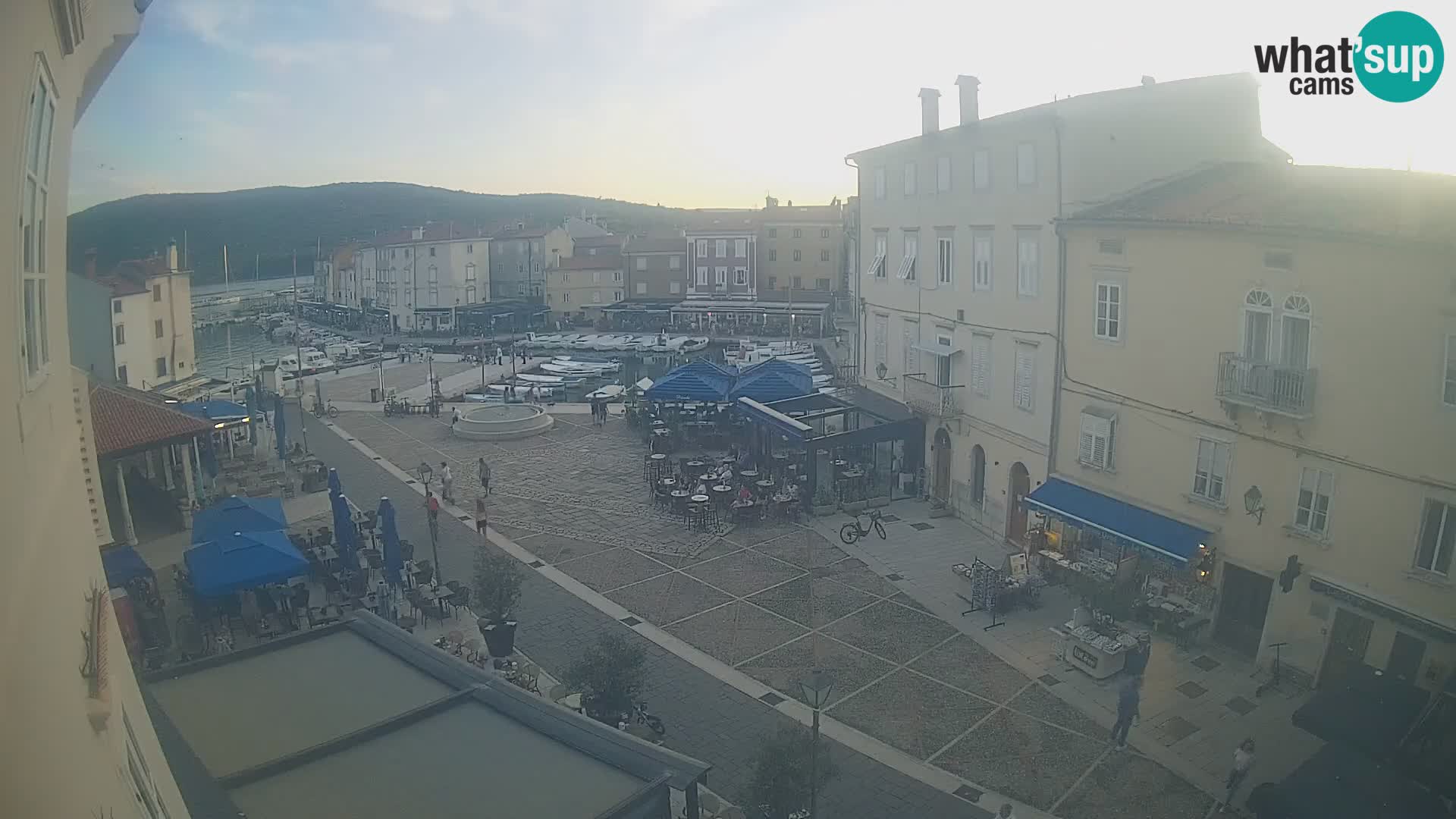 Cámara en vivo ciudad de Cres – plaza principal y “mandrač” – isla de Cres – Croacia