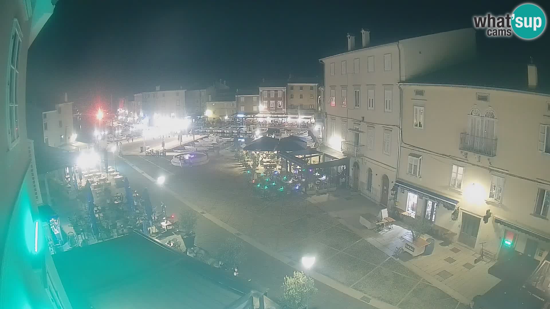 Kamera v ŽIVO Cres mesto – glavni trg in “mandrač” – otok Cres – Hrvaška