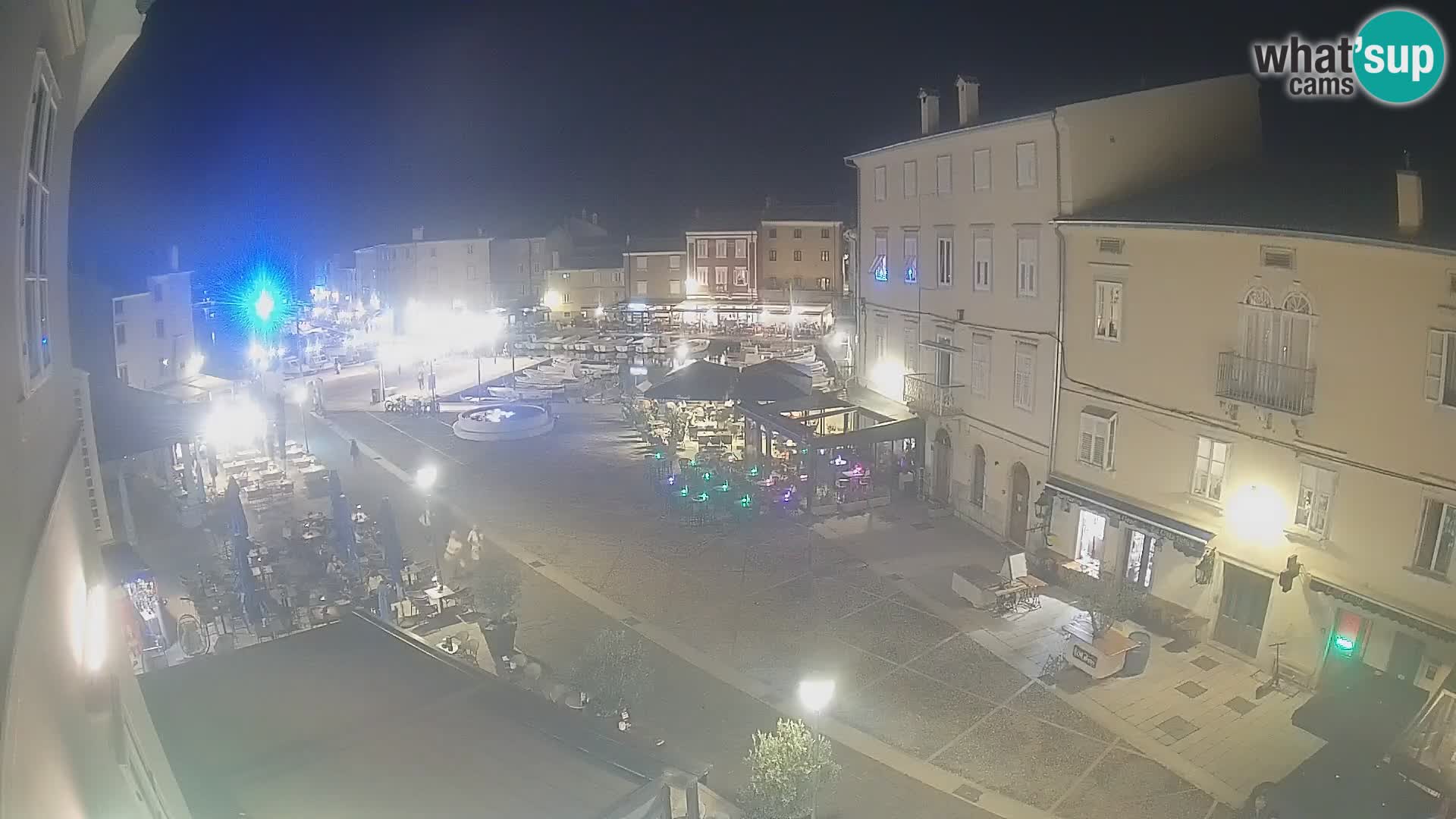 Web kamera Grad Cres – glavni trg i “mandrač” – otok Cres