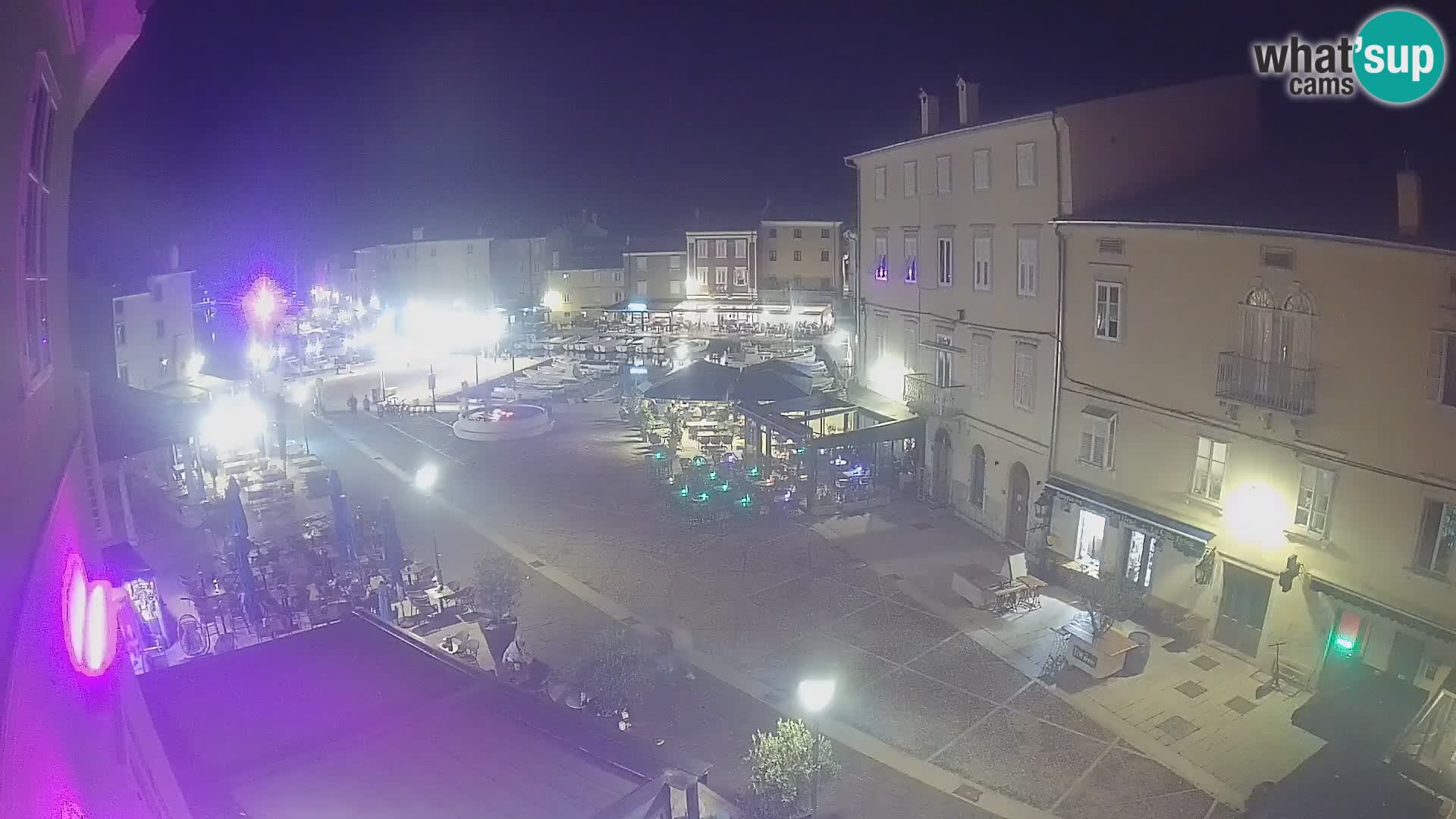 Web kamera Grad Cres – glavni trg i “mandrač” – otok Cres