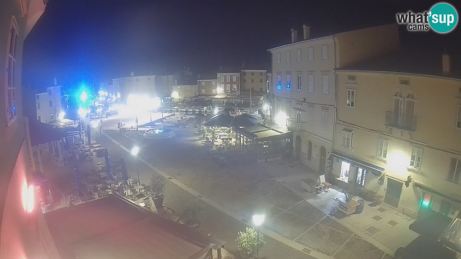Web kamera Grad Cres – glavni trg i “mandrač” – otok Cres